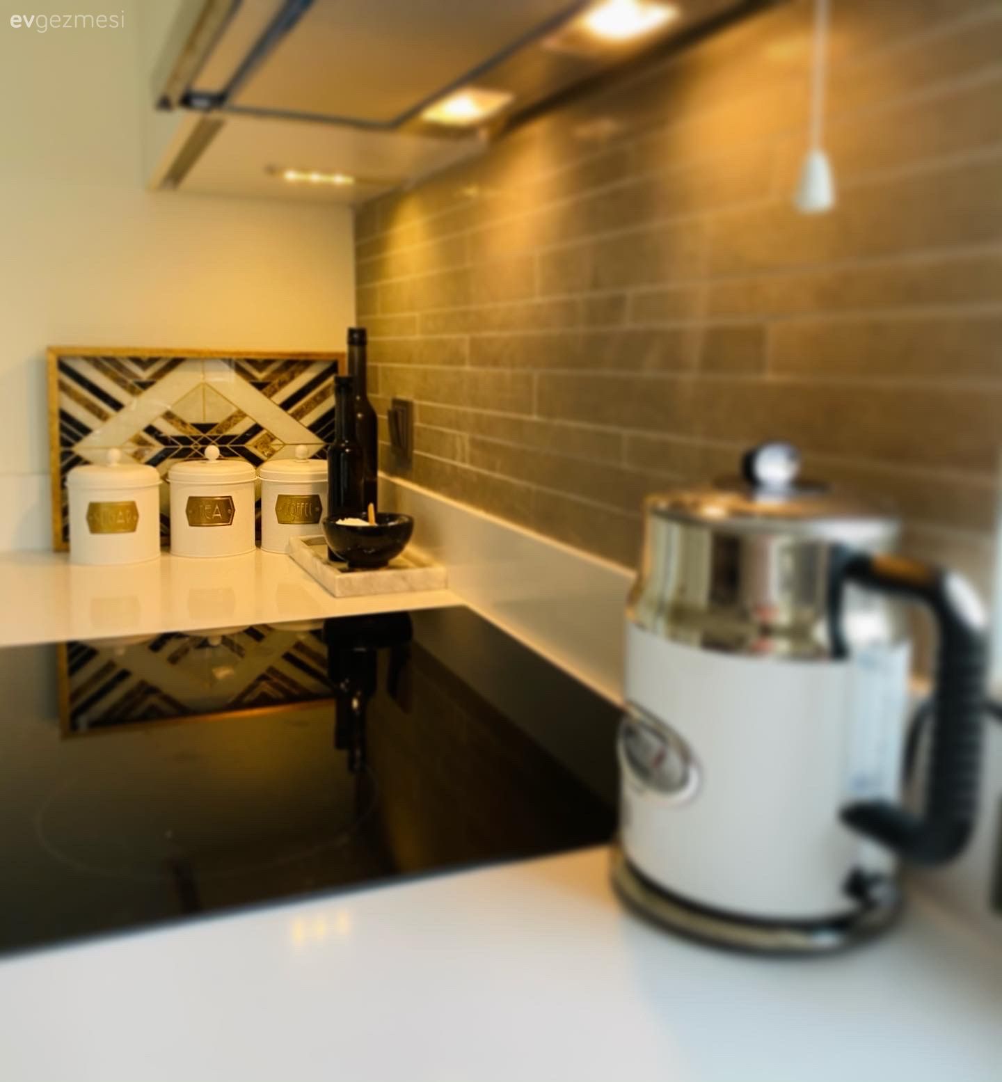 Mutfak, Beyaz, Siyah, Mutfak tezgahı, Tezgah arası seramik, Mutfak tezgah arası, Mutfak aksesuarları