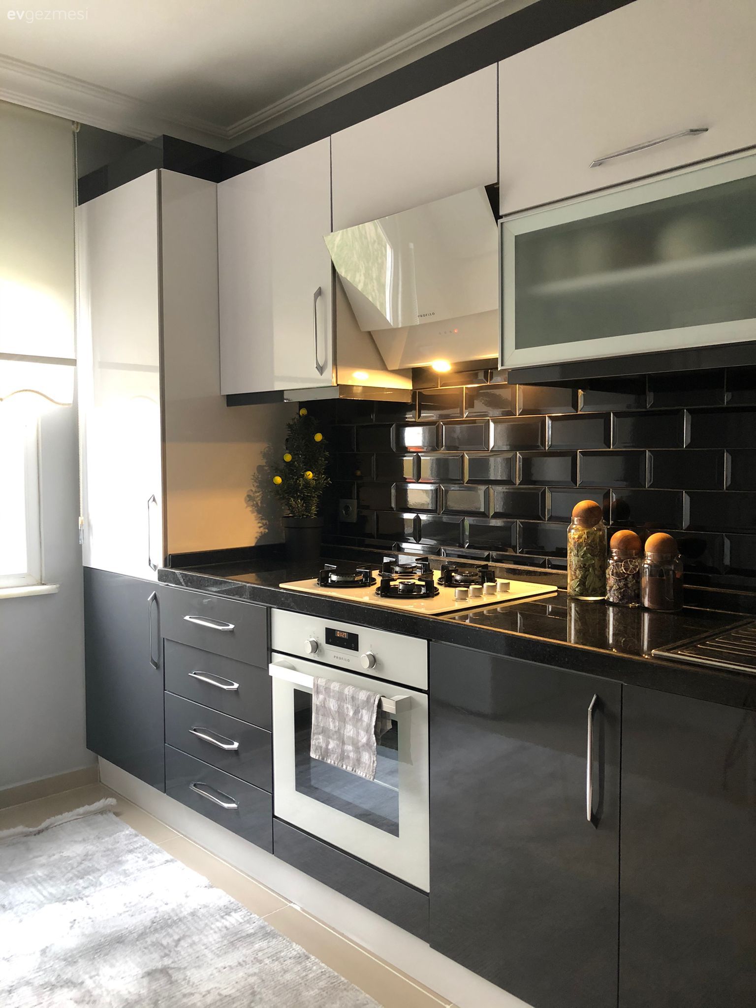 Mutfak, Beyaz, Siyah, Mutfak tezgah arası, Tezgah arası seramik, Metro seramik, Seramik, Ankastre, Mutfak perdesi, Davlumbaz