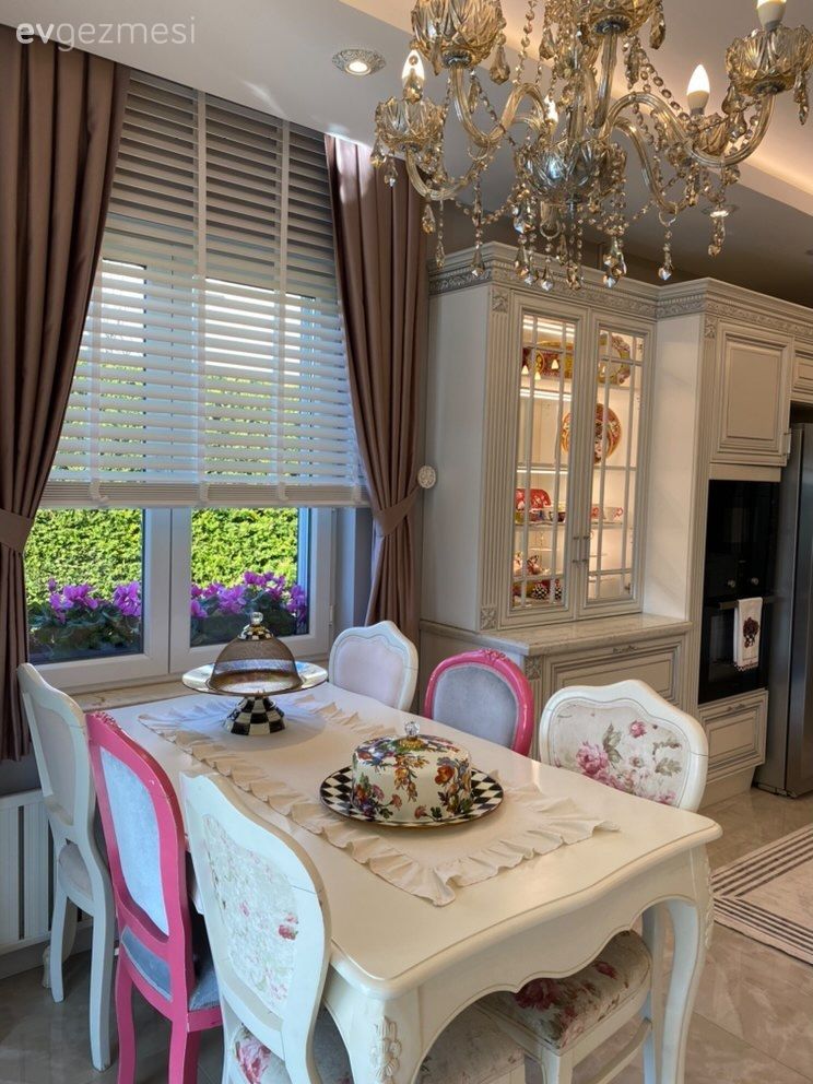 Ev Gezmesi: Tezgah Arasındaki Ayna Ortamın Işıltısını İkiye Katlamış!