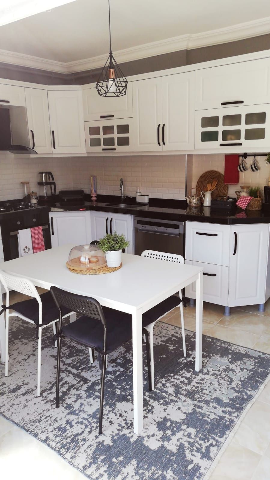 Mutfak, Beyaz, Siyah, Küçük mutfak dekorasyonu, Mutfak masası, Sandalye, Mutfak tezgahı, Halı