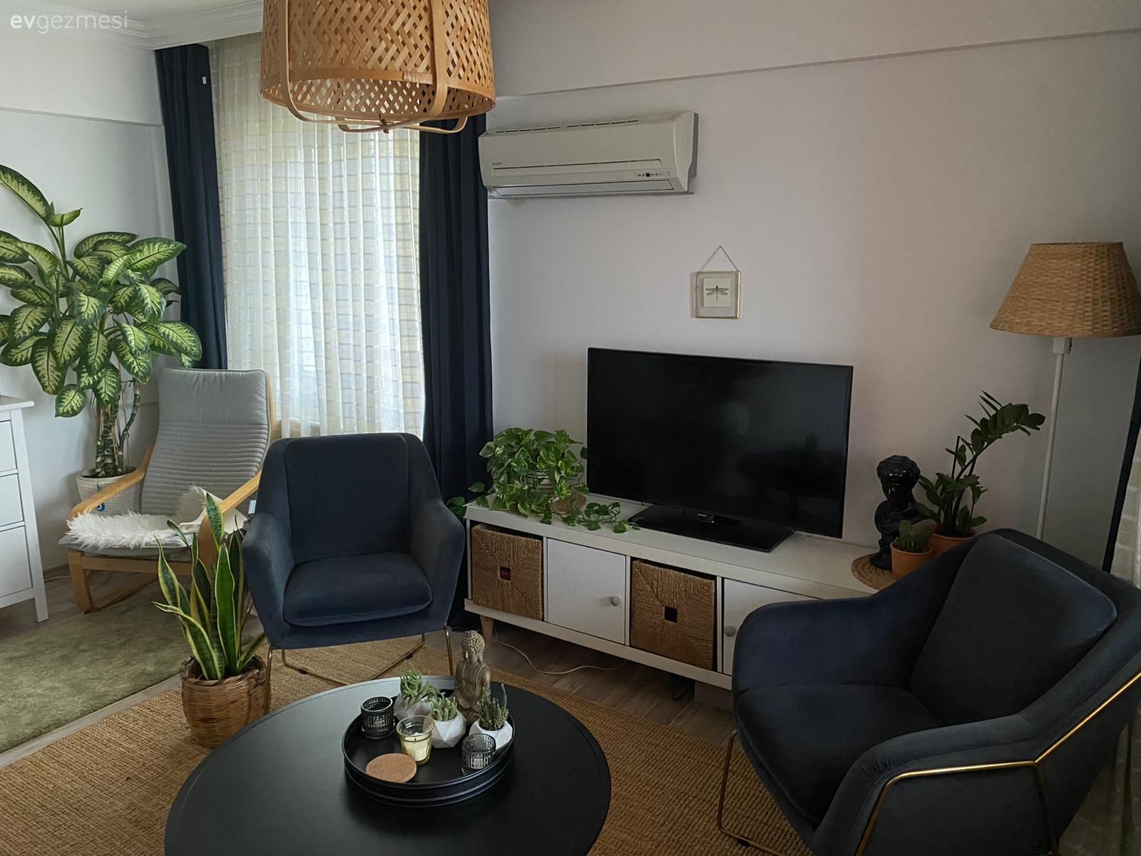 Salon, Bohem Dekorasyon, Beyaz, Gri, İskandinav, Koltuk takımı, Berjer, Jüt halı, Halı, Orta sehpa, Sehpa, Kırlent, Ev tekstili, Tv ünitesi, Ev bitkisi, Hasır avize, Fon perde, Perde, Tül perde, Lambader, Aydınlatma