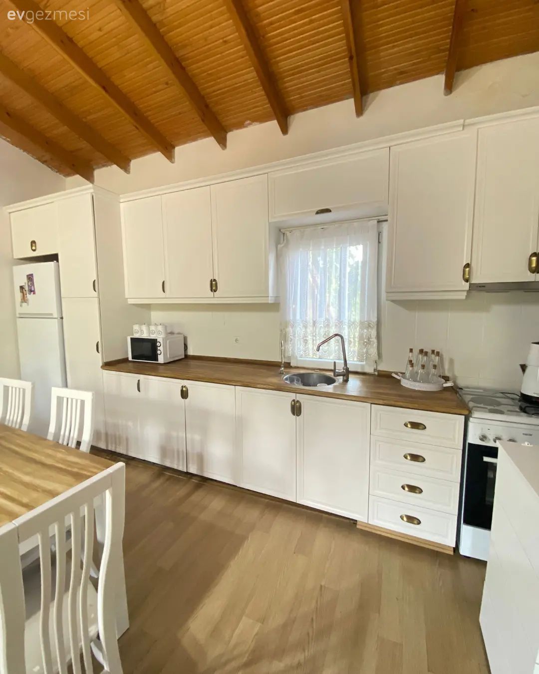 Mobilya boyama, Mutfak, Kendin Yap, Beyaz, Beyaz ve ahşap mutfak, Mutfak tezgahı, Mutfak tezgah arası, Ahşap mutfak tezgahı, Sandalye, Yemek masası, Parke, Country