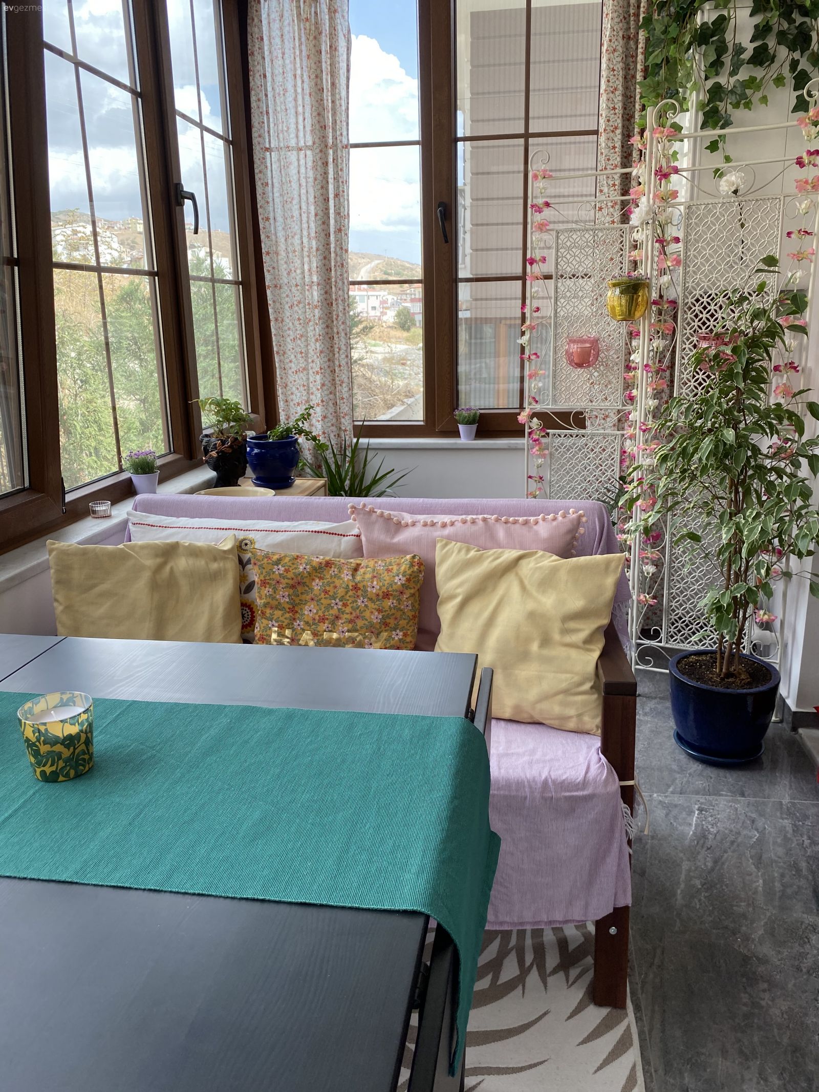 Balkon, Beyaz, Pembe, Yeşil, Country, Lambader, Aydınlatma, Balkon perdesi, Balkon masası, Balkon avizesi, Ev bitkisi