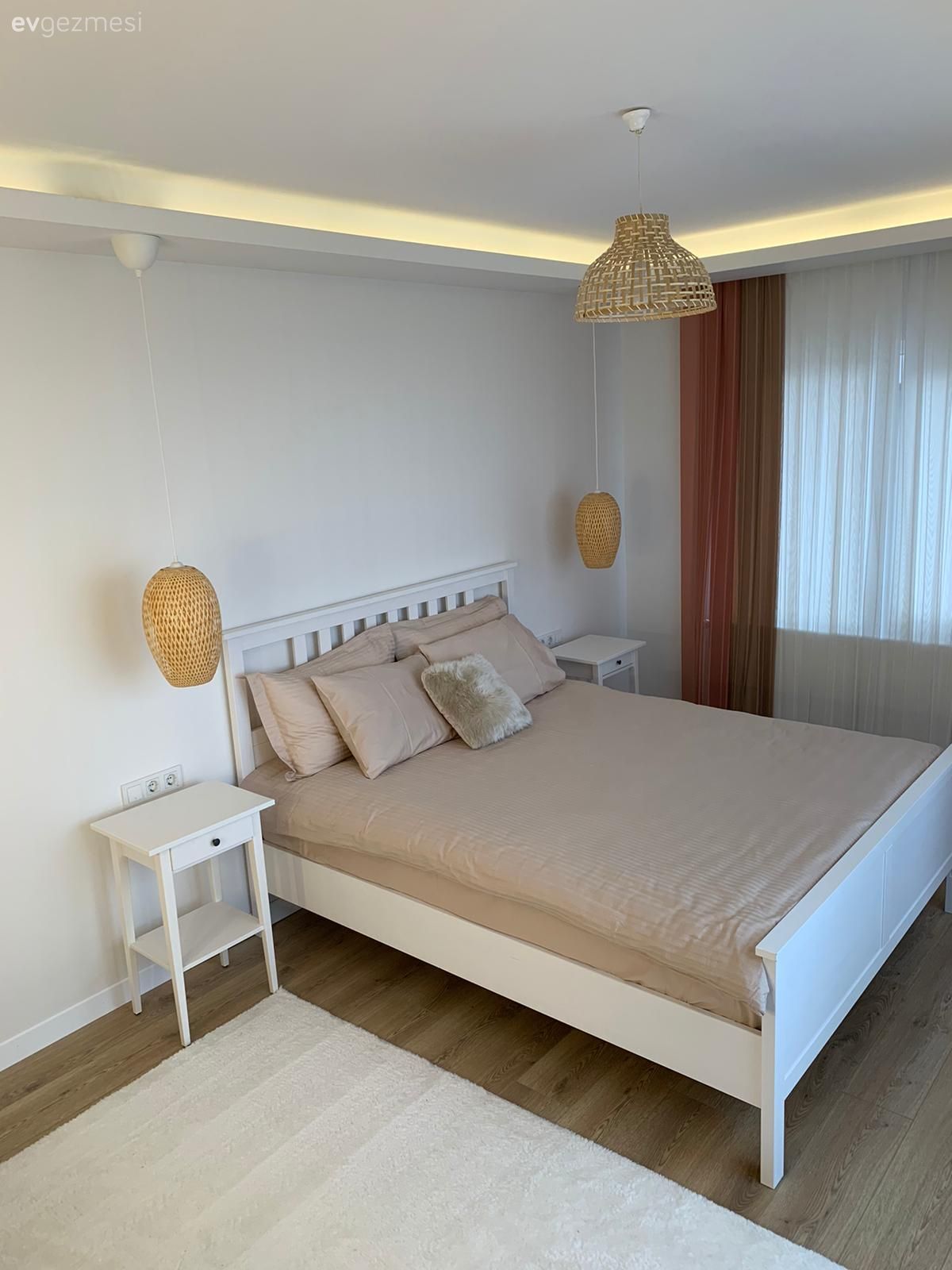 Yatak Odası, Krem, Bej, Pudra pembe, Hasır, Hasır avize, Fon perde, Perde, Tül perde, Halı, Salon halısı, Komodin