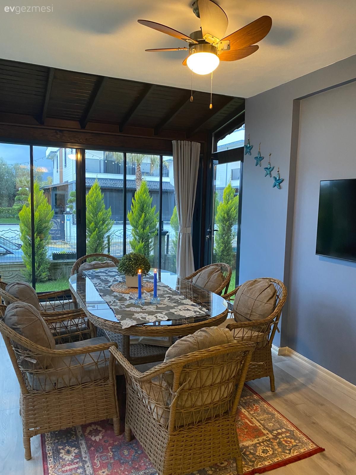 Üç Ayrı Odadan Açık Konsept Giriş Kata: Emekle Yoğrulmuş Edremit Evi