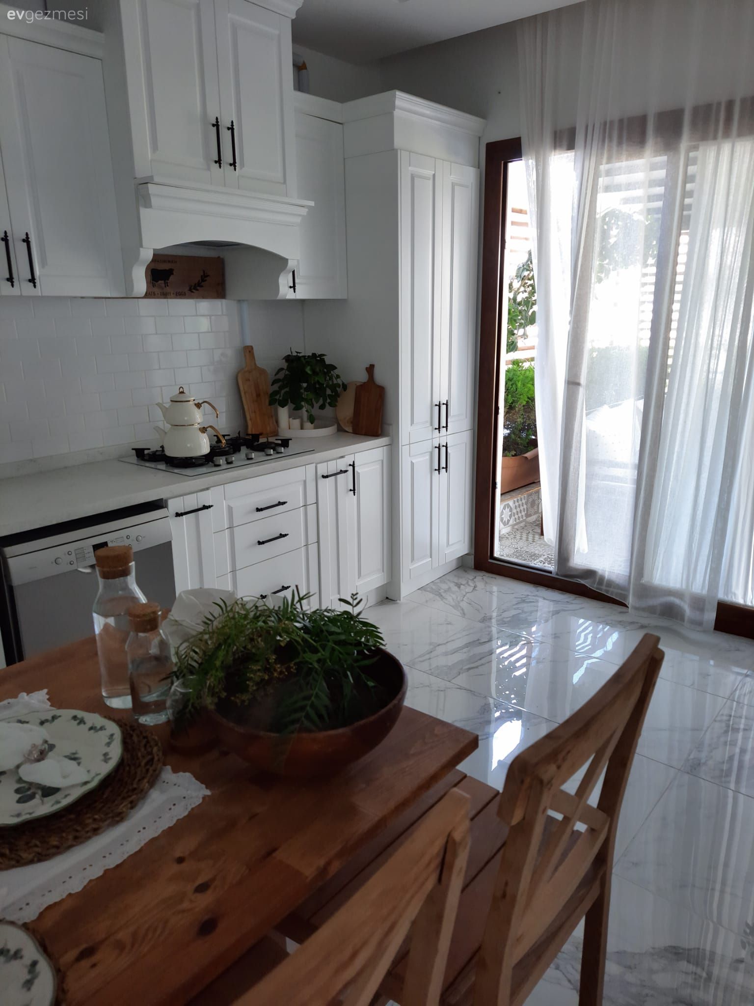 Beyaz, Salon, Beyaz ve ahşap mutfak, Mutfak, Shaker kapaklı dolaplar, Mutfak tezgahı, Mutfak tezgah arası, Tezgah arası seramik, Davlumbaz, Ada mutfak, Sandalye, Mutfak zemin seramikleri, Mutfak perdesi, Mutfak aksesuarları