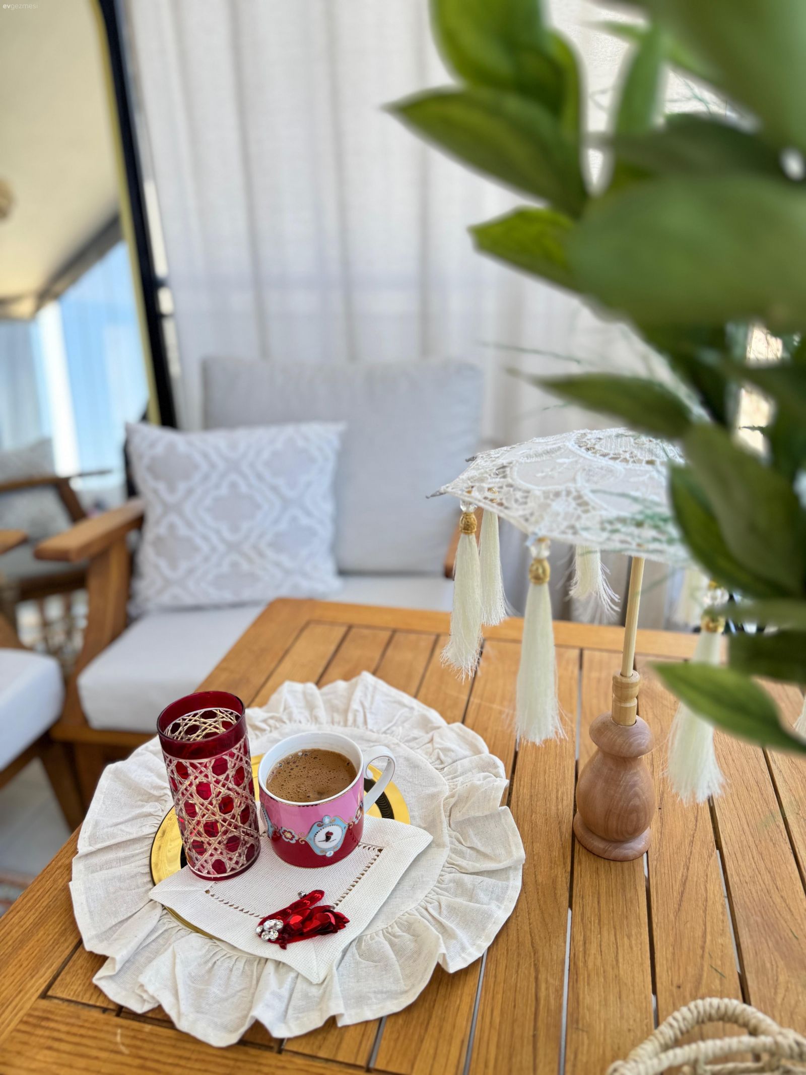 Antalya'daki Bu Balkonda Farklı Ruha Sahip Parçalar Bir Arada