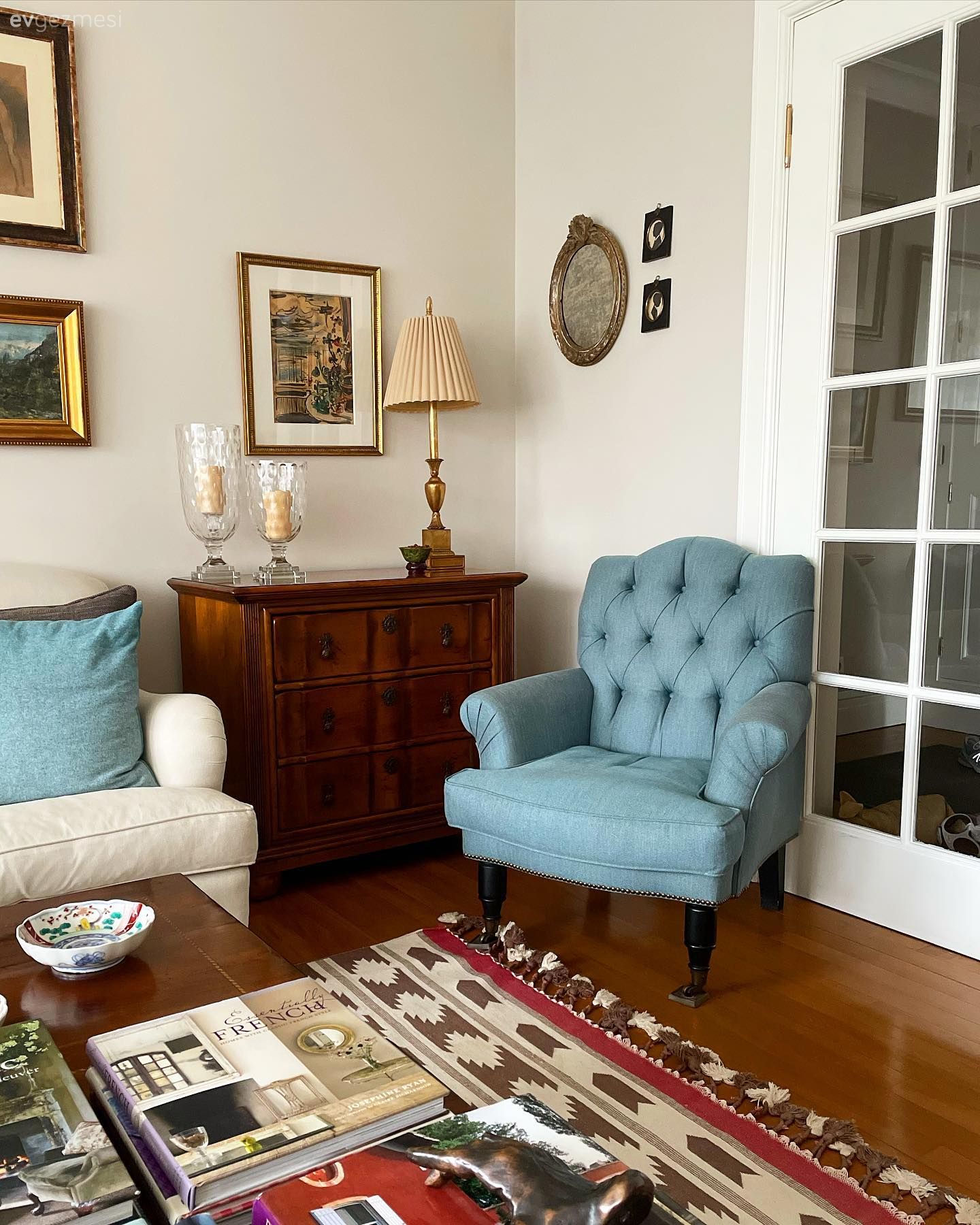 Salon, Kahverengi, Mavi, Konsol, Rustik, Halı, Salon halısı, Abajur, Aydınlatma, Şamdan, Ev Aksesuar, Koltuk takımı, Berjer, Orta sehpa, Sehpa, Parke