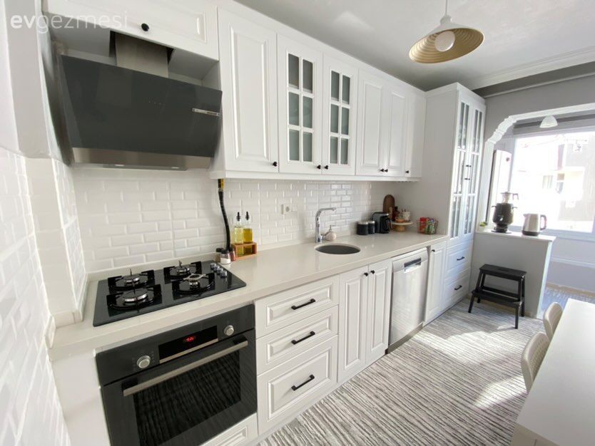 Mutfak, Beyaz, Beyaz mutfak, Siyah, Shaker kapaklı dolaplar, Mutfak tezgahı, Mutfak tezgah arası, Tezgah arası seramik, Ankastre, Davlumbaz, Mutfak Avize Modelleri