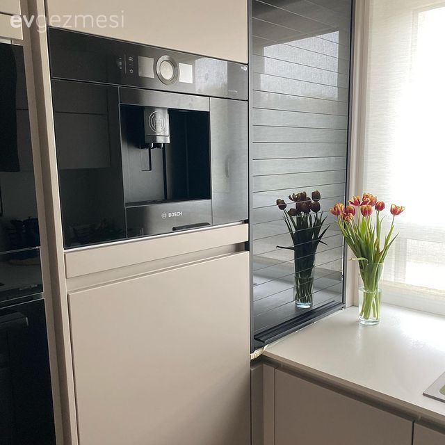 Mutfak, Modern mutfak, Beyaz, Vizon, Gri, Siyah, Mutfak tezgahı, Mutfak tezgah arası, Ankastre, Vazo, Ev Aksesuar