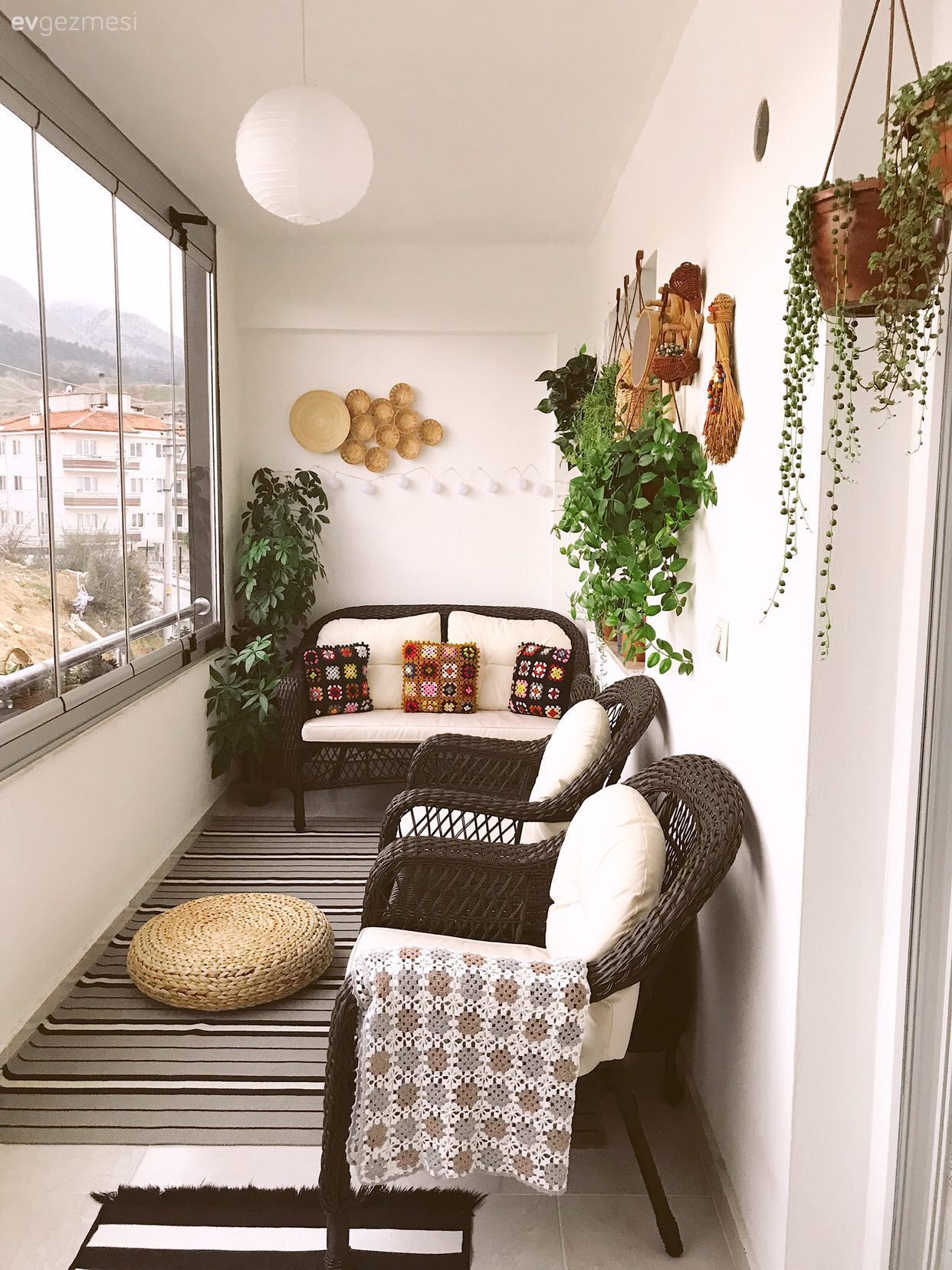Balkon, Bohem Dekorasyon, Siyah, Beyaz, Bej, Krem, Balkon oturma grubu, Balkon halısı, Balkon duvar dekorasyonu, Balkon avizesi
