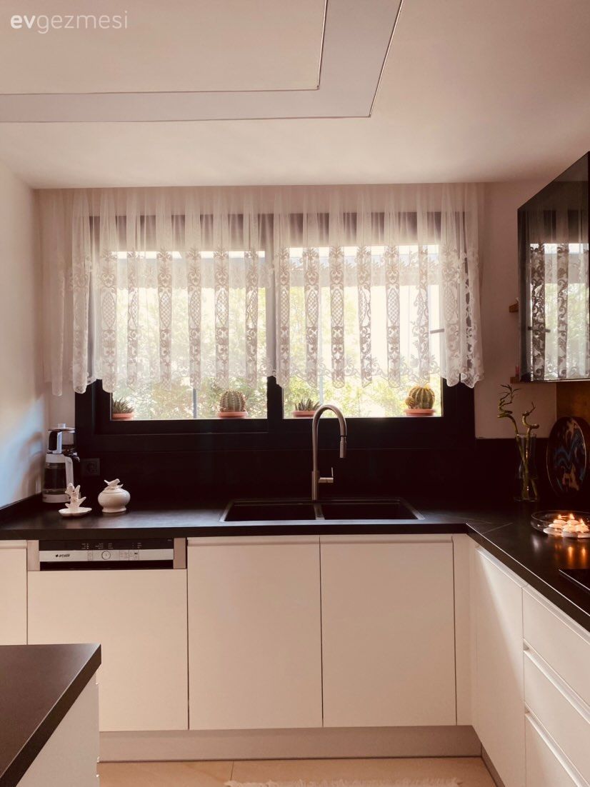 Ortadan Kaldırılan Duvar Mutfağın Yeni Hacmini Belirlemiş