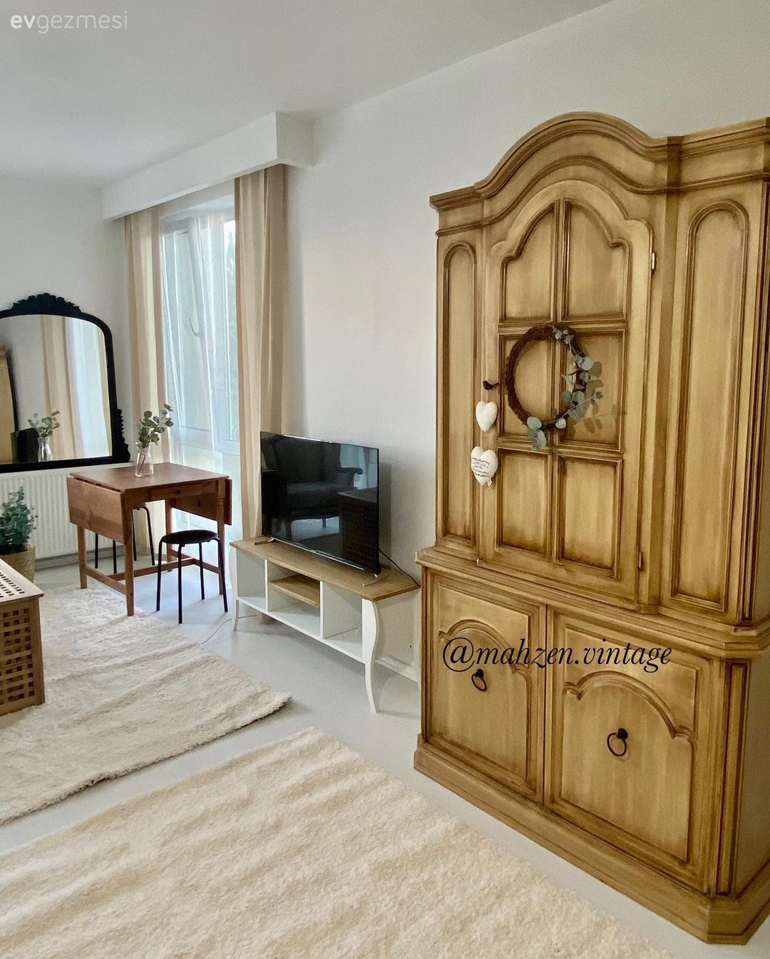 Vitrin, Bej, Krem, Beyaz, Siyah, Kahverengi, Çalışma masası, Halı, Salon halısı, Ayna, Orta sehpa, Sehpa, Fon perde, Perde, Tül perde