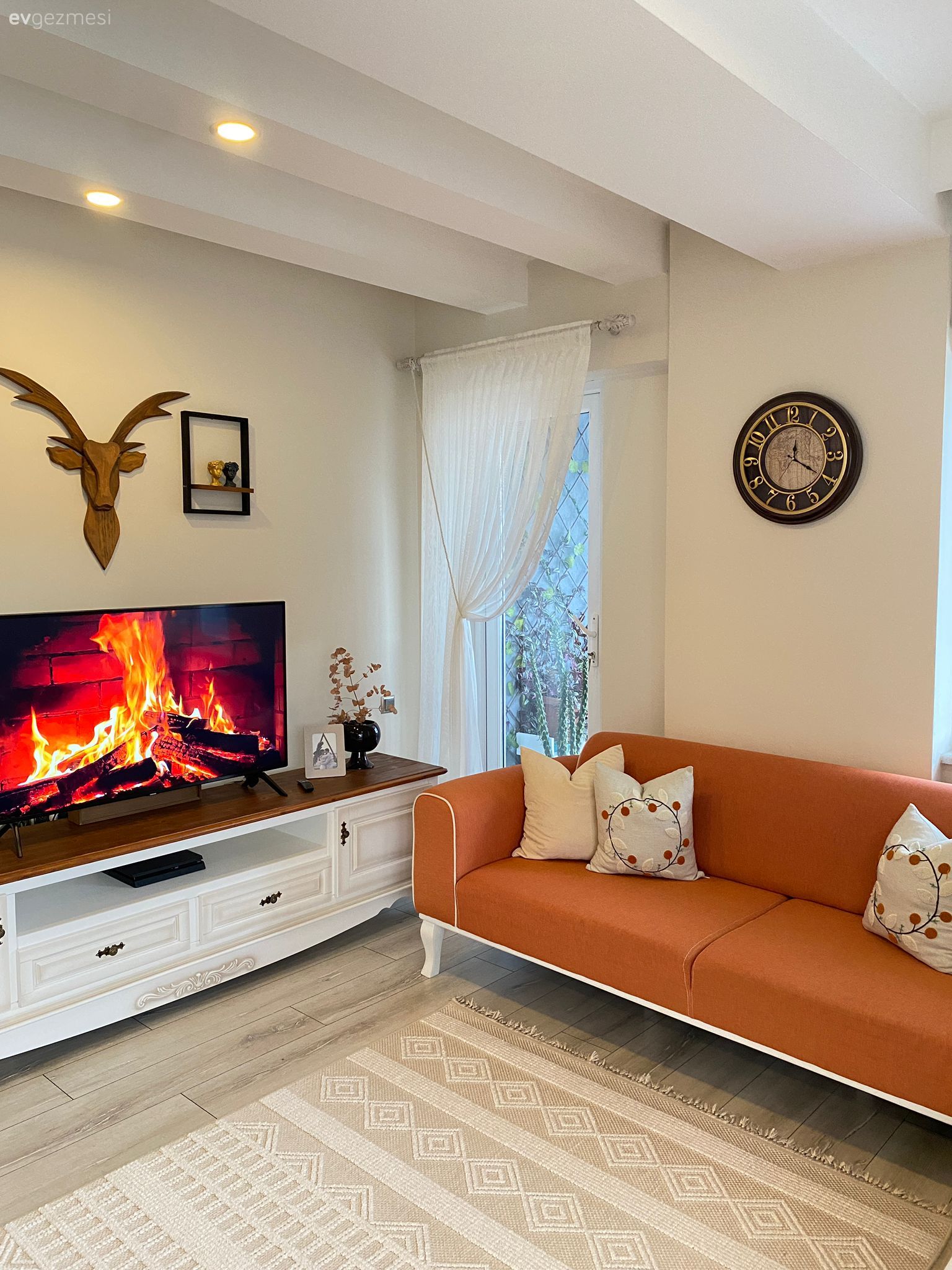 Salon, Turuncu, Koltuk takımı, Bej, Beyaz, Modern, Country, Kırlent, Ev tekstili, Tül perde, Perde, Halı, Salon halısı, Krem, Ahşap Mobilya