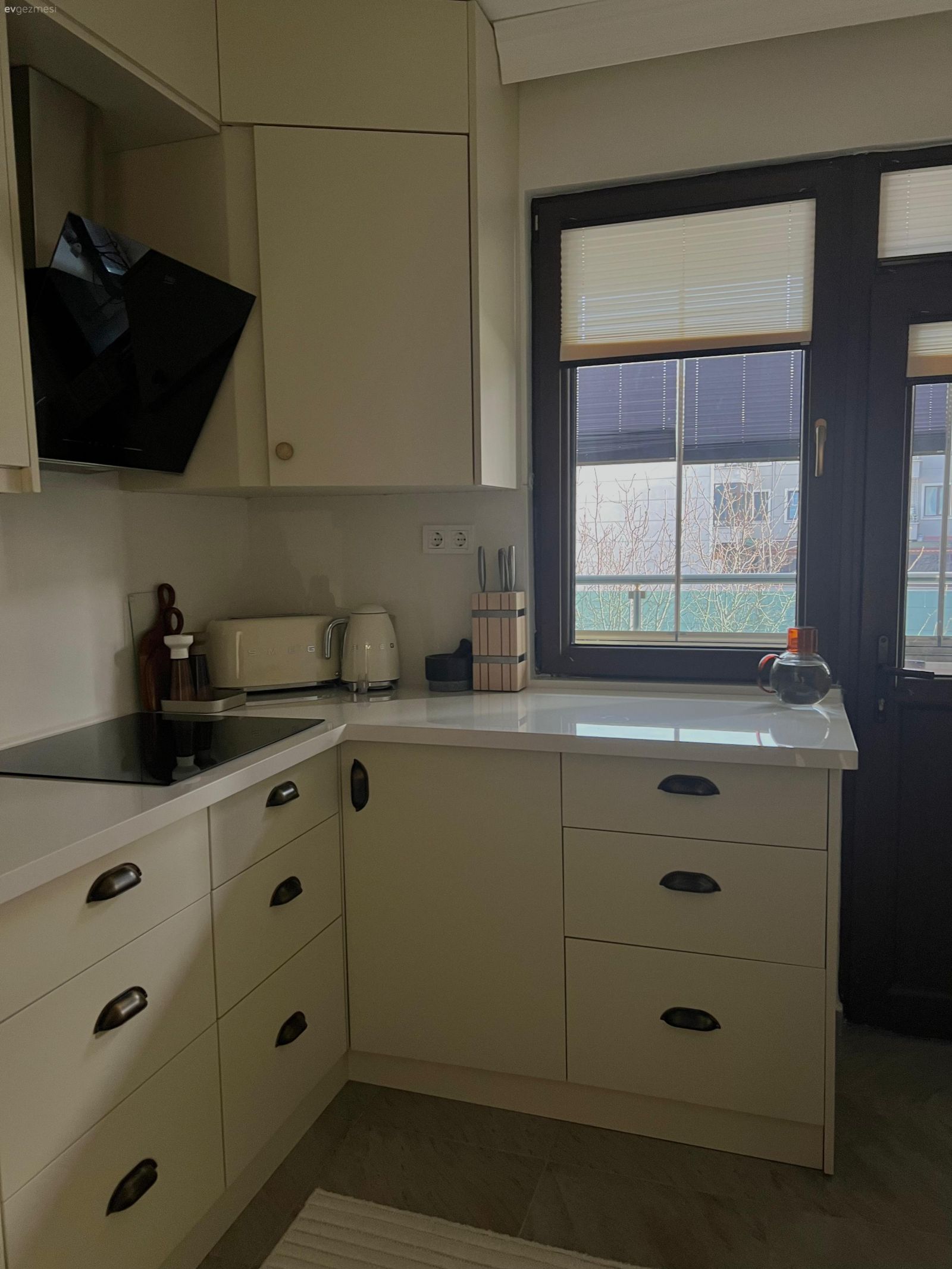 Bu Yalova Evi Dar Alanları Verimli Değerlendirmeye Öncelik Vermiş