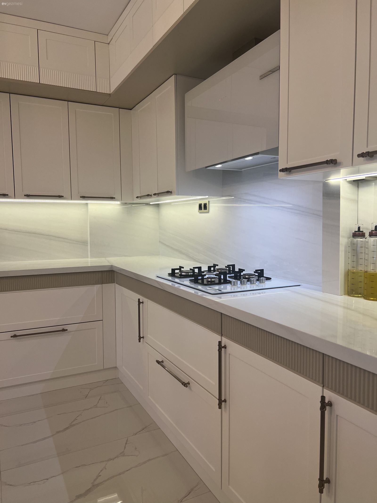 Mutfak, Beyaz, Modern mutfak, Mutfak tezgahı, Mutfak tezgah arası, Davlumbaz, Mutfak zemin seramikleri, Tezgah arası seramik