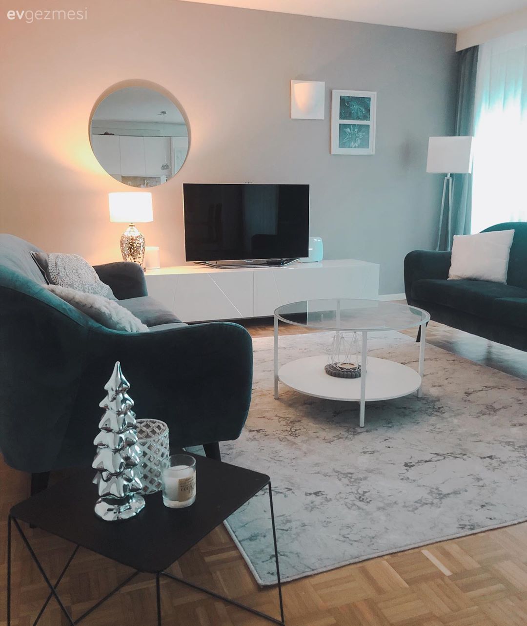 Salon, Modern, Gri duvar, Yeşil, Siyah, Beyaz, Koltuk takımı, Tv ünitesi, Tv ünitesi aksesuarları, Ev Aksesuar, Yuvarlak ayna, Dekoratif ayna, Tablo, Duvar dekorasyonu, Lambader, Aydınlatma, Parke, Halı, Salon halısı, Orta sehpa, Sehpa, Sehpa üstü aksesuarı, Dekoratif Objeler, Metal ayaklı sehpa, Abajur