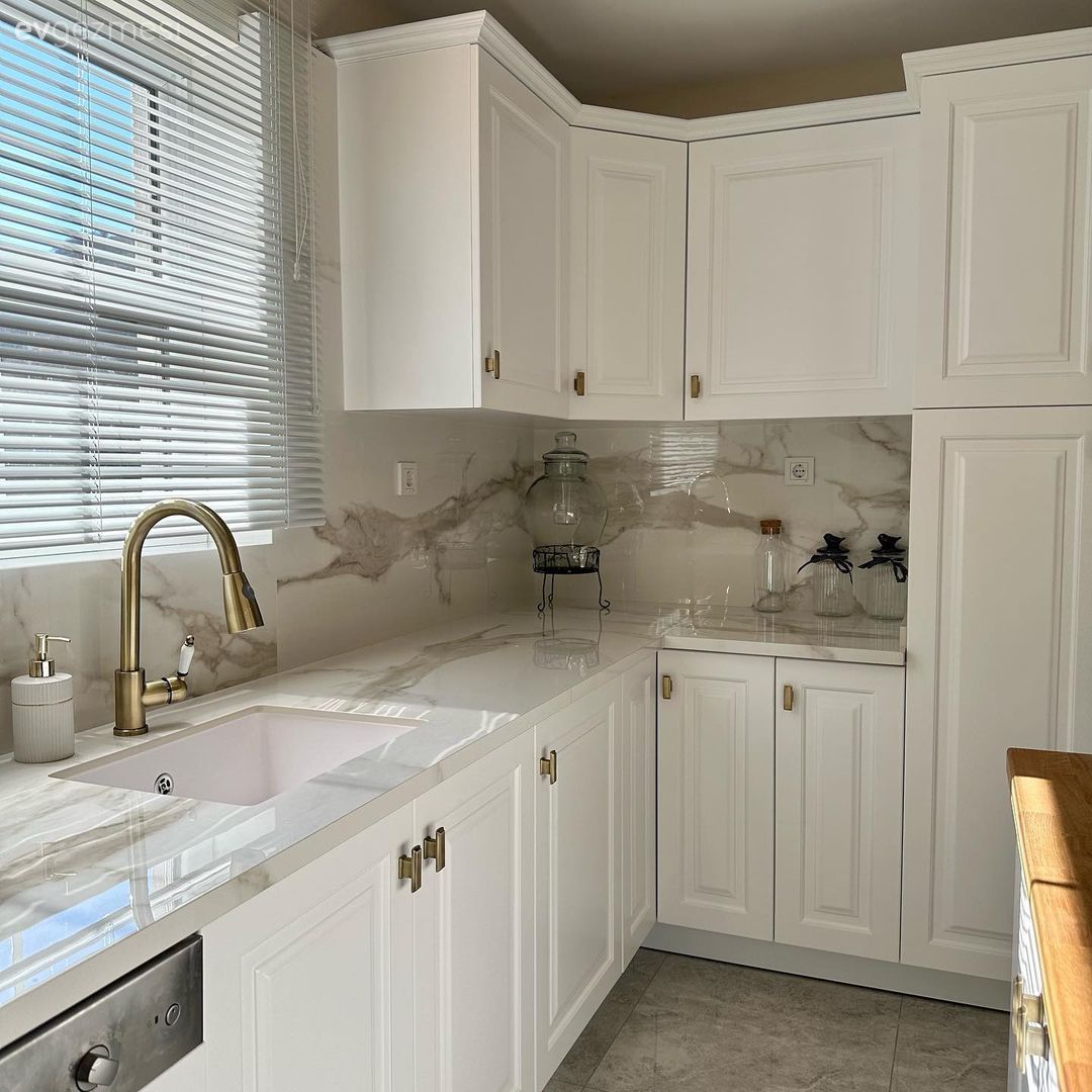 Ev Gezmesi: Bir Tutam Lambri Samimiyeti Alabildiğine Beyaz ve Ahşap!