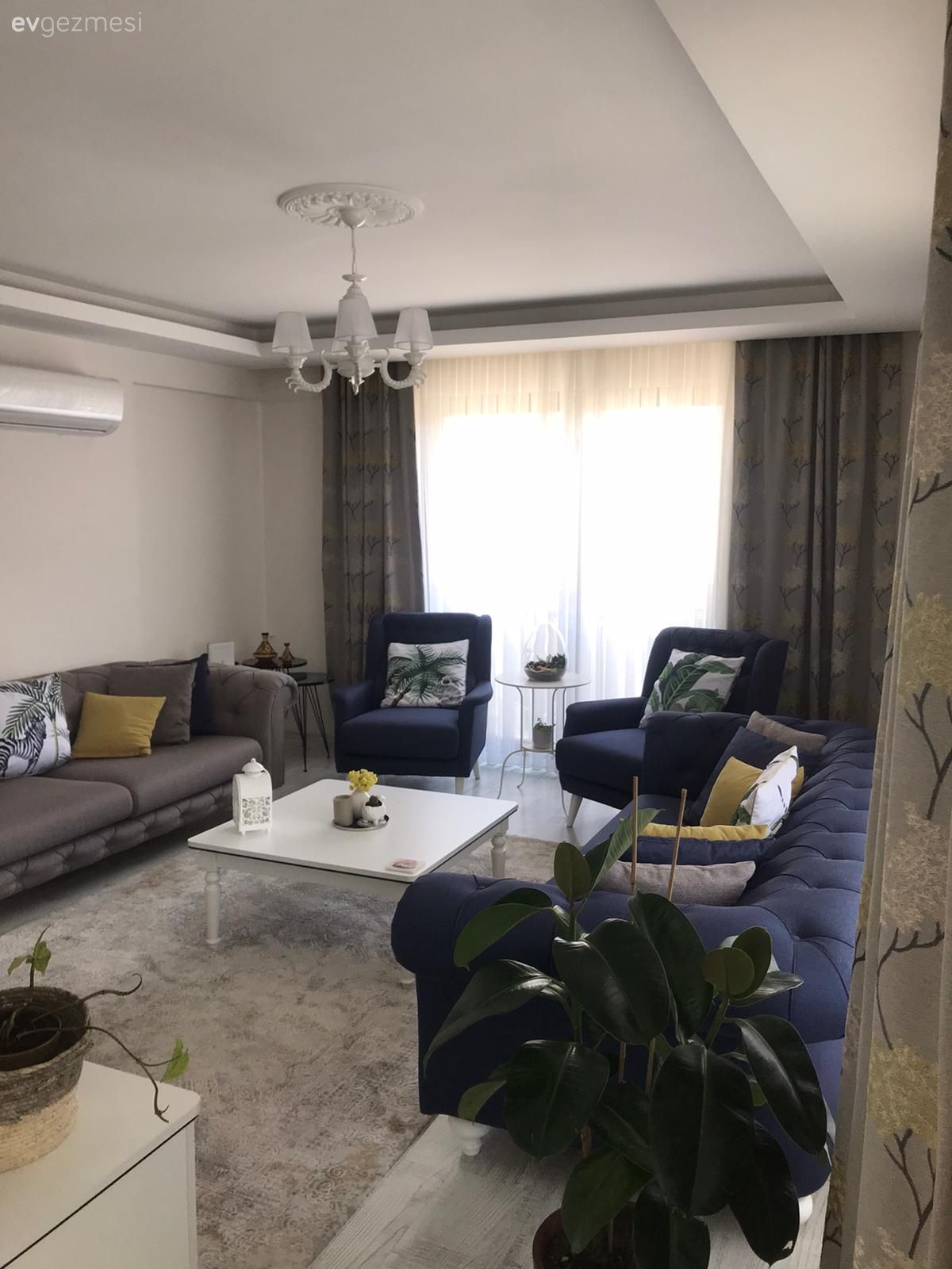 Mavi, Vizon, Bej, Sarı, Berjer, Modern chesterfield, Kırlent, Ev tekstili, Fon perde, Perde, Tül perde, Salon, Orta sehpa, Sehpa, Halı, Salon halısı, Avize, Aydınlatma, Salon avizesi