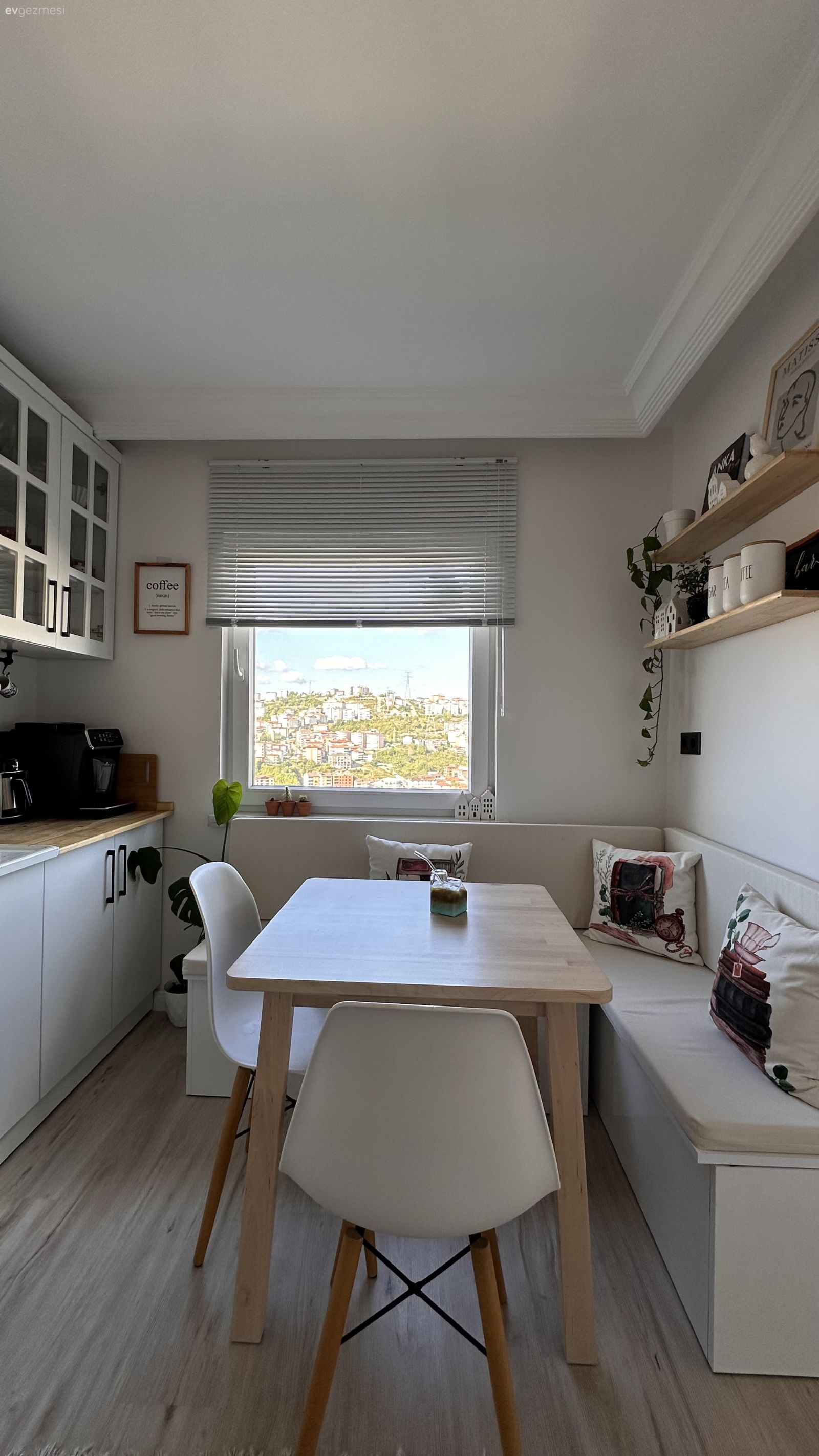 Pencerenin Etrafında Koca Kitaplık: İyi Fikirlerle Dolu Zonguldak Evi!