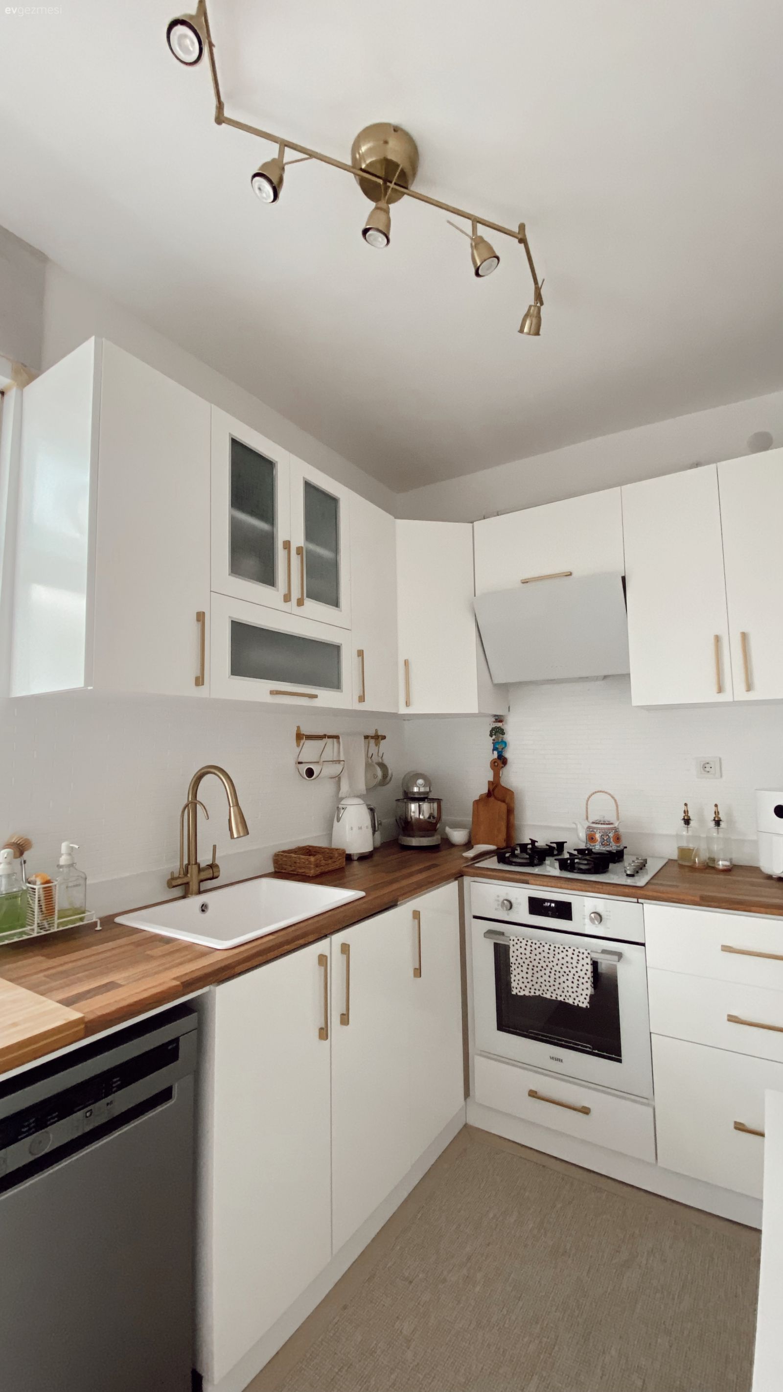 Bu İstanbul Evinde Şıklığın Yolu Beyazdan Geçiyor