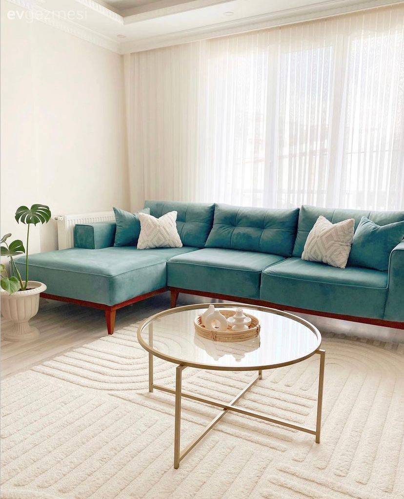 Salon, Modern, Bohem Dekorasyon, Mavi, Beyaz, Köşe koltuk, Koltuk takımı, Tül perde, Perde, Orta sehpa, Sehpa, Cam orta sehpa, Kırlent, Ev tekstili, Saksı, Ev bitkisi, Halı, Salon halısı, Hasır avize