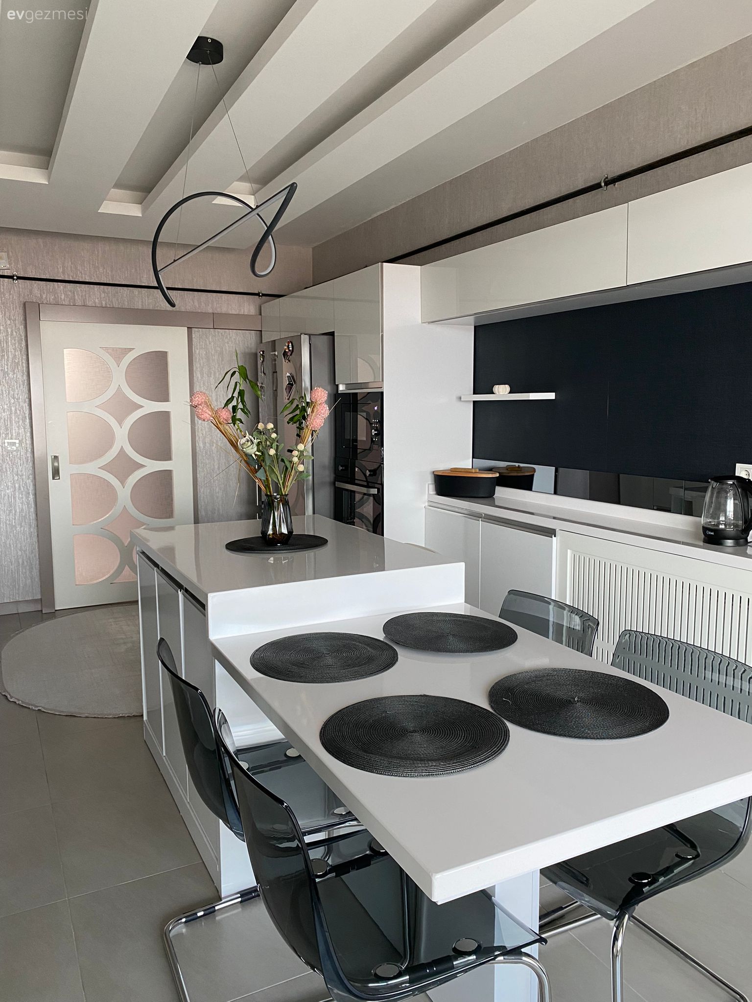 Mutfak, Beyaz, Siyah, Modern mutfak, Mutfak masası, Sandalye, Tv ünitesi, Tv ünitesi aksesuarları, Ev Aksesuar, Mutfak aksesuarları