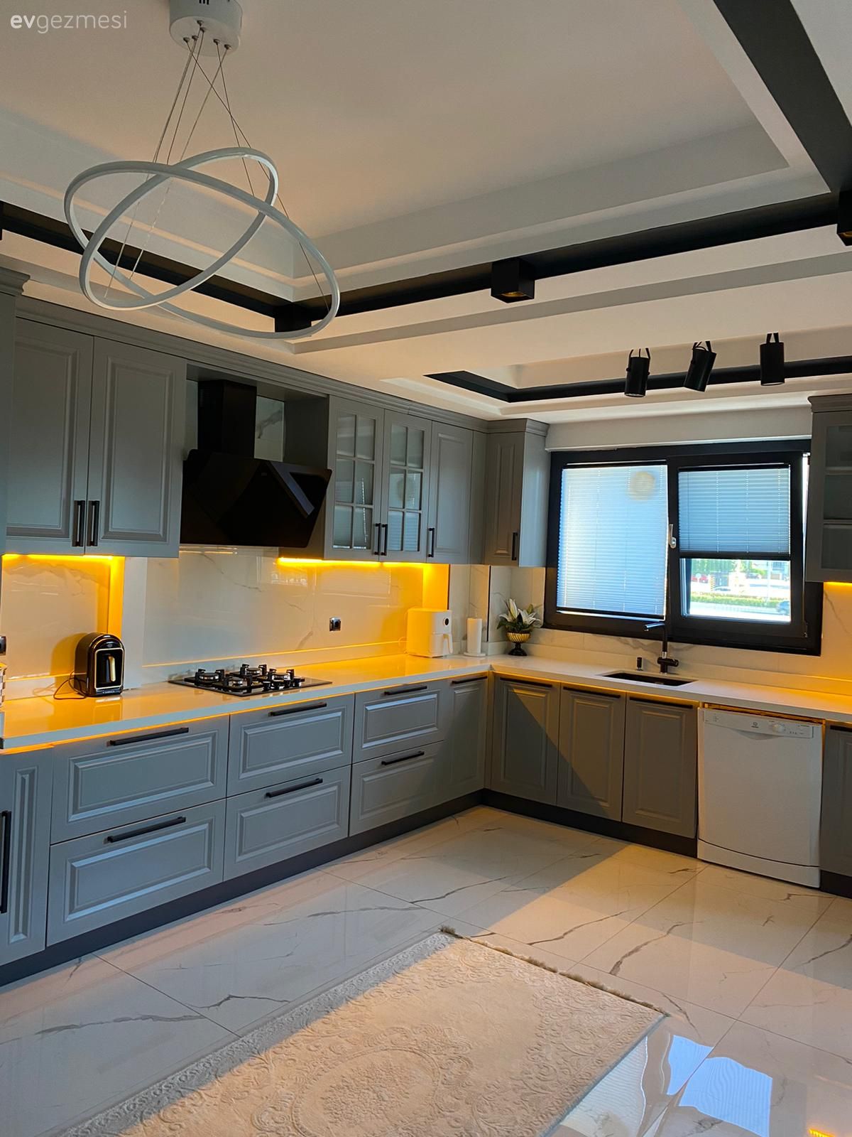 Mutfak, Gri, Siyah, Beyaz, Shaker kapaklı dolaplar, Mutfak tezgahı, Mutfak tezgah arası, Davlumbaz, Ankastre, Mutfak halısı, Mutfak zemin seramikleri, Mutfak Avize Modelleri, Spot aydınlatma, Aydınlatma, Mutfak aksesuarları