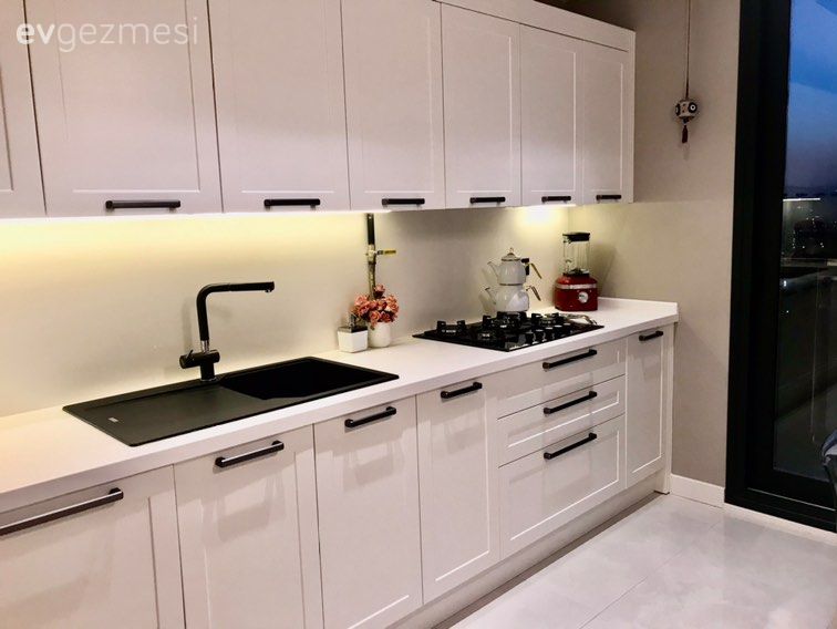 Mutfak, Beyaz, Mutfak tezgahı, Mutfak tezgah arası, Tezgah arası doğal taş, Mutfak aksesuarları, Siyah