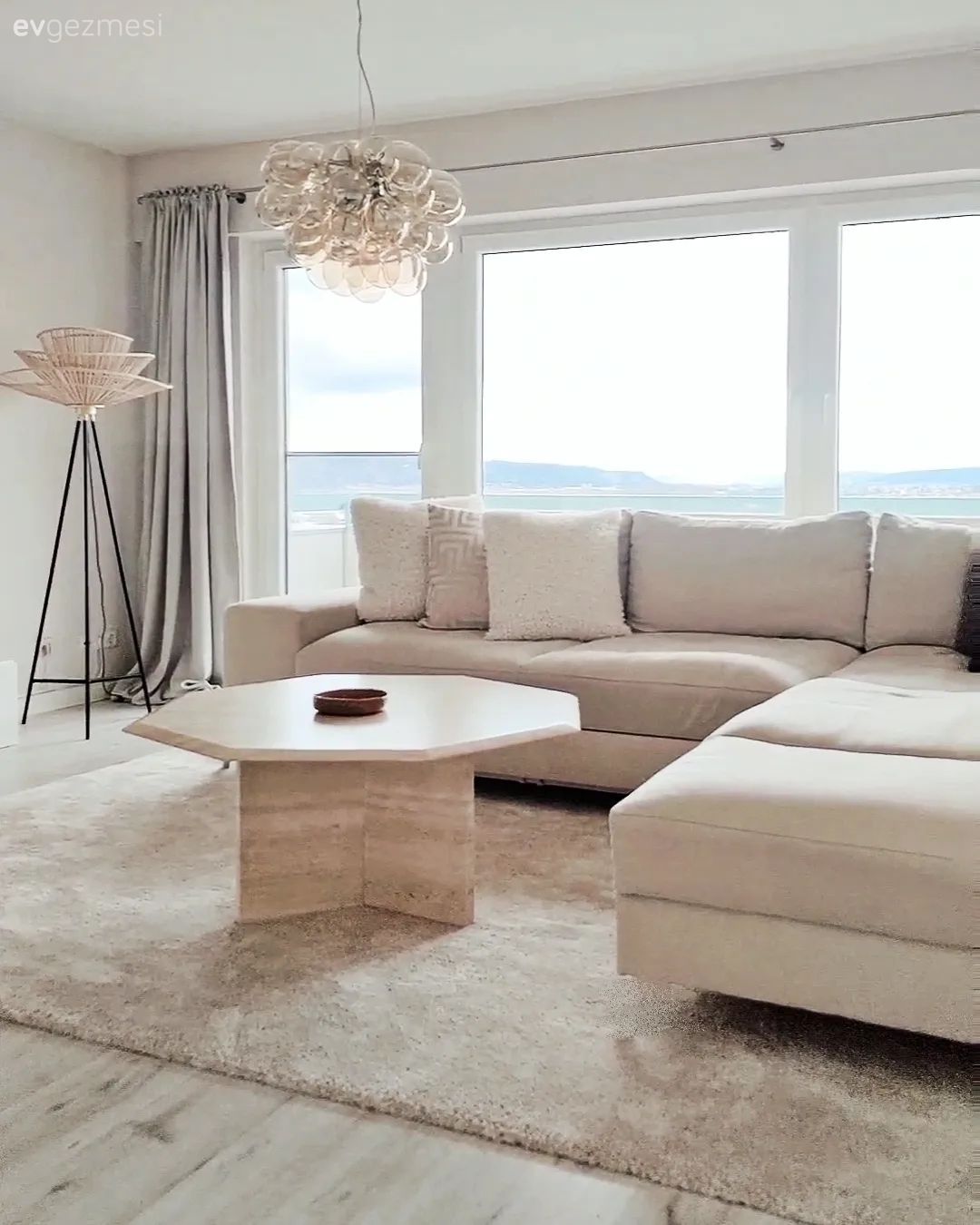 Salon, İskandinav, Bej, Krem, Beyaz, Gri, Köşe koltuk, Koltuk takımı, Fon perde, Perde, Lambader, Aydınlatma, Orta sehpa, Sehpa, Halı, Salon halısı, Avize, Salon avizesi