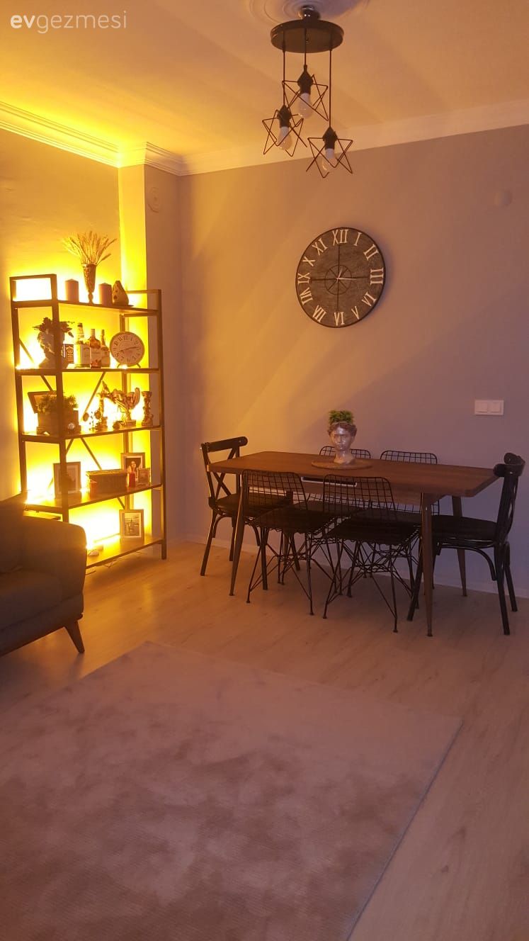 Yemek Odası, Yemek masası, Sandalye, Duvar saati, Duvar dekorasyonu, Avize, Aydınlatma