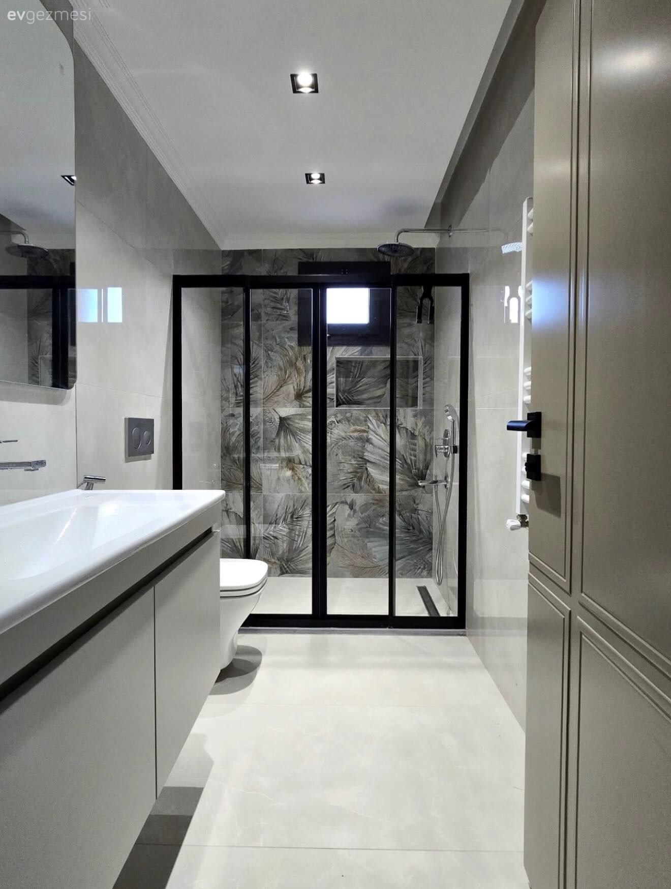 Banyo, Modern banyo, Bej, Siyah, Banyo dolabı, Banyo aksesuarları, Duşakabin, Desenler, Banyo aynası