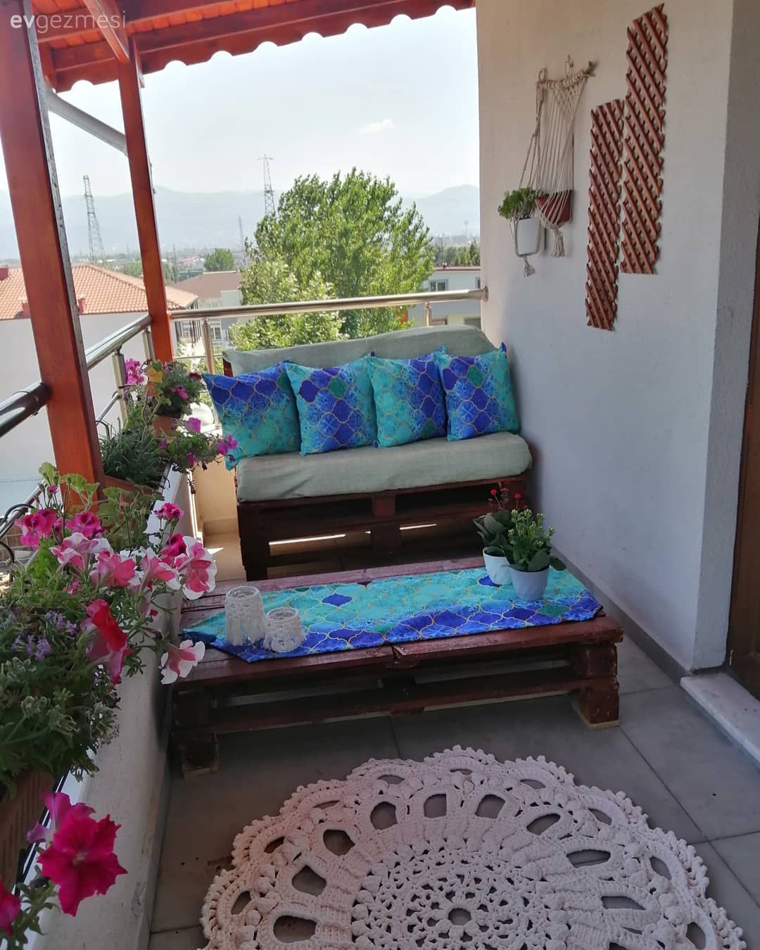 Balkon, Beyaz, Pembe, Çiçekli desen, Desenler, Balkon oturma grubu, Balkon masası, Balkon duvar dekorasyonu, Balkon çiçekleri, Mavi, Yeşil