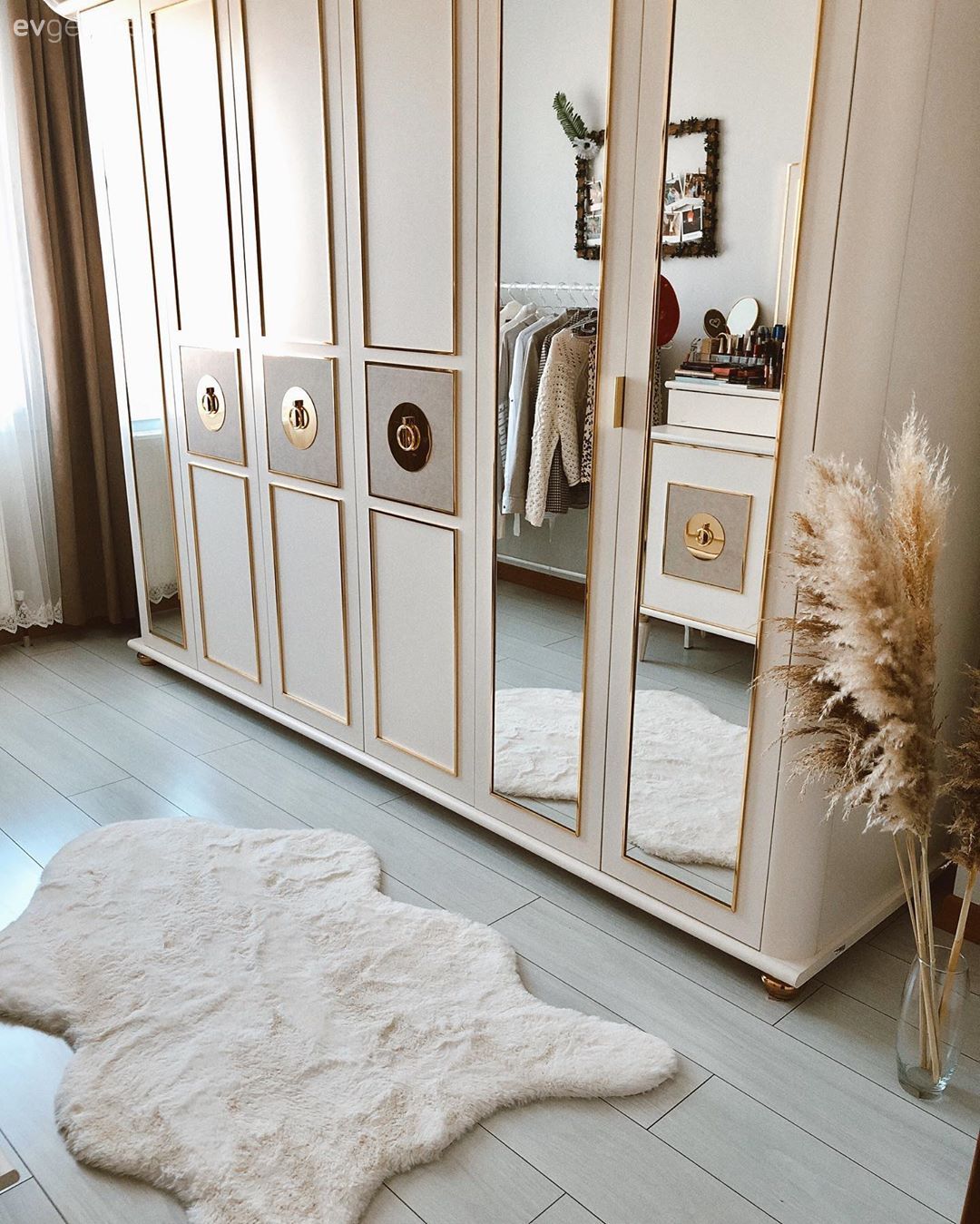 Giyinme odası, Beyaz, Krem, Altın, Ayna kapaklı dolap, Ayna, Gardrop, Yatak Odası, Post halı, Halı, Vazo, Ev Aksesuar, Pampas otu