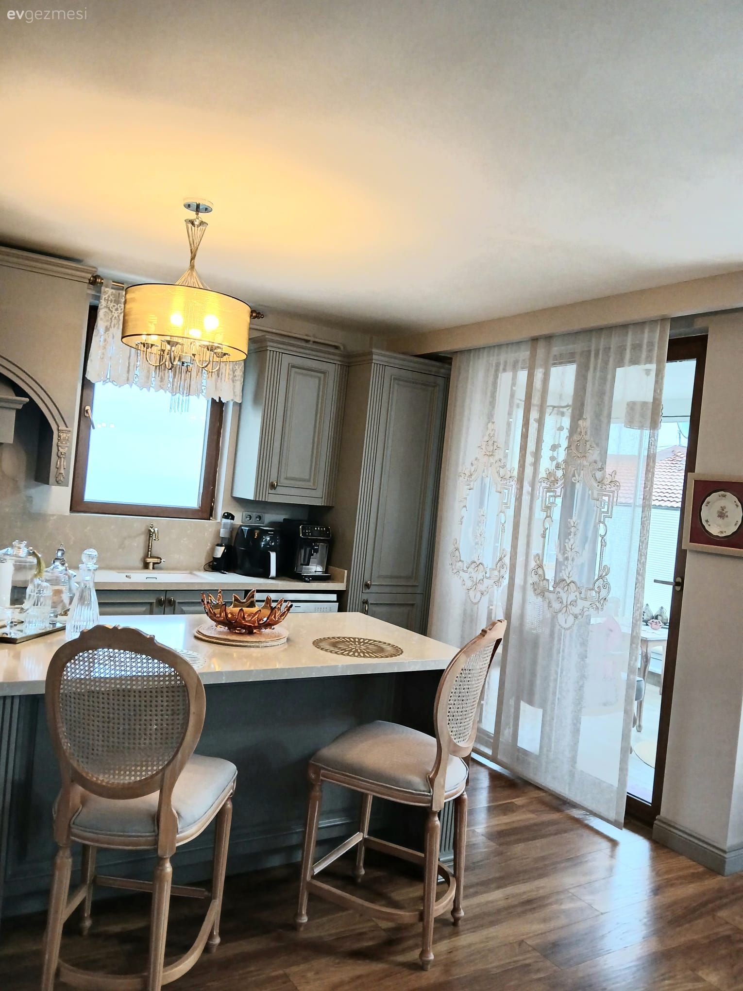 Ordu'daki Bu Evde Kırmızının Cazibesi Açık Mutfağa Yansımış