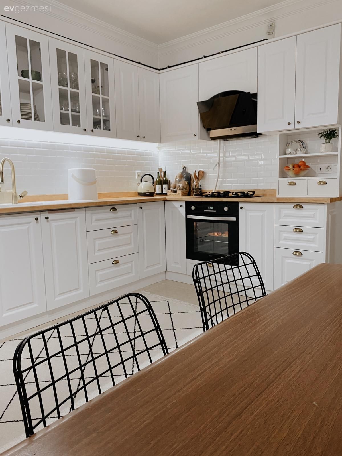 Bu Evde Beyazın Ferahlığı Sıcak Detaylarla Pekiştirilmiş!