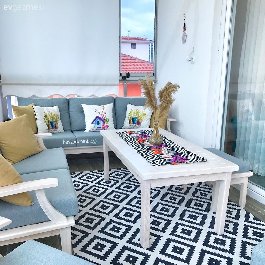 Balkon, Balkon oturma grubu, Mavi, Beyaz, Balkon masası, Pencere duvar dekoru, Duvar dekorasyonu, Balkon halısı, Kırlent, Ev tekstili, Balkon perdesi, Stor perde, Geometrik desen, Desenler
