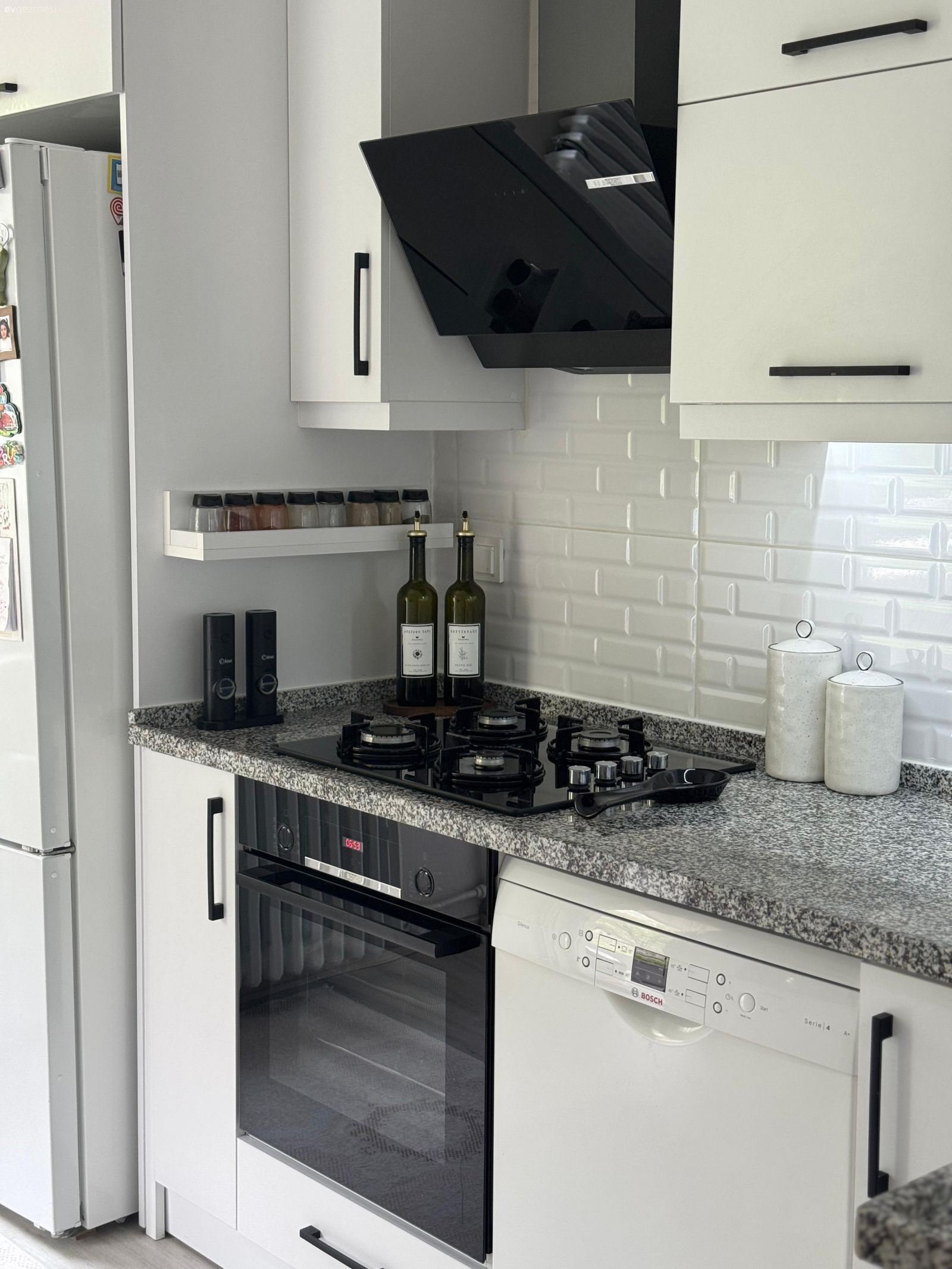 Lojman Olsa Da Komple Değişimle Ödüllendirilen Bir Mutfak