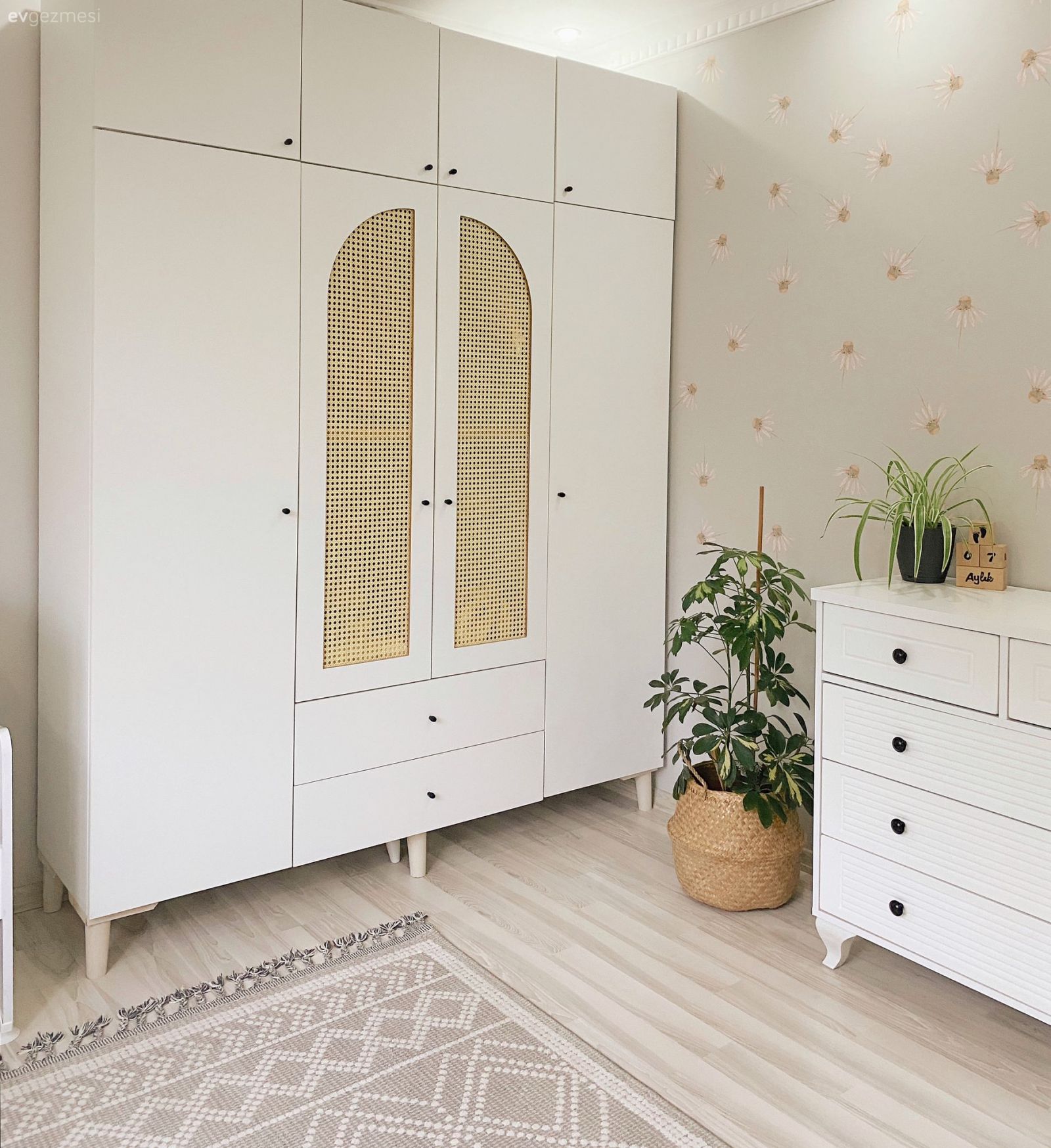 Mavi Koltukla Selam Veren Bu İstanbul Evinde Çeşitliliğe Yer Var!