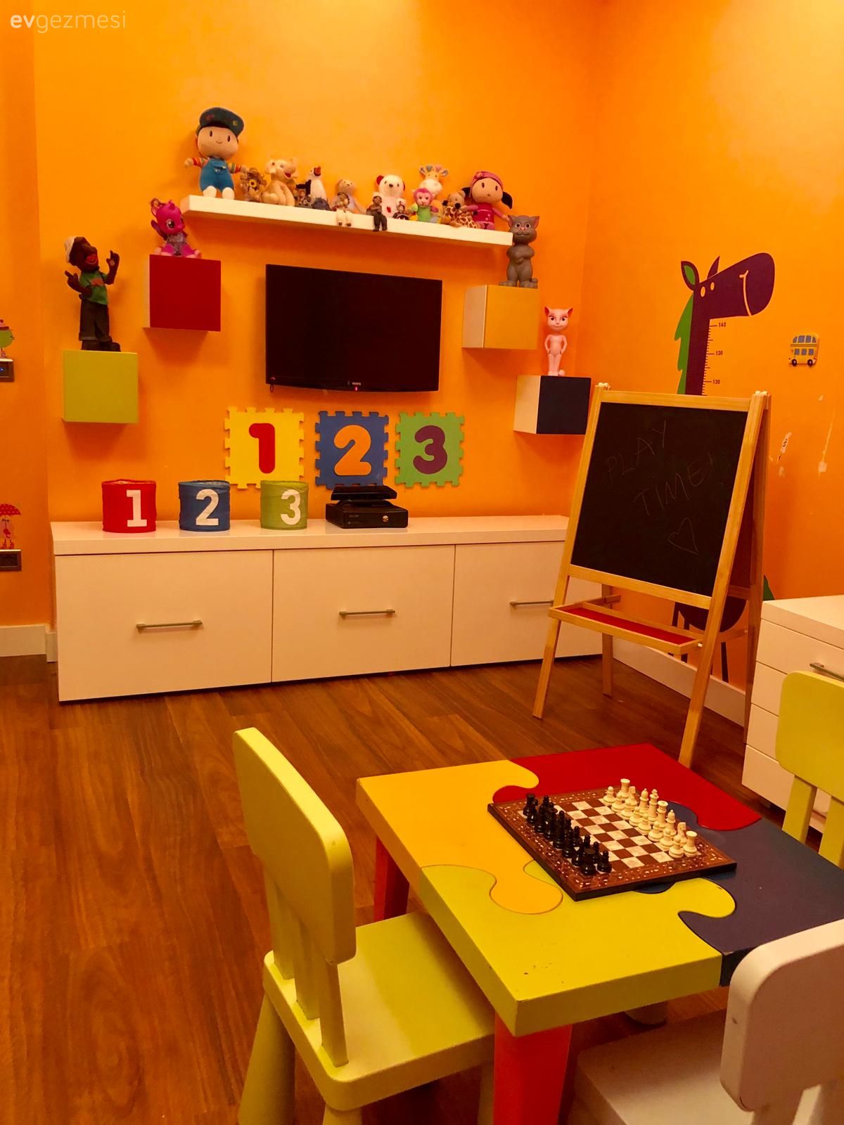 Sarı, Kırmızı, Mavi, Yeşil, Beyaz, Çocuk Odası, Çocuk odası çalışma masası, Duvar dekorasyonu, Duvar rafı, Turuncu duvar rengi, Tv ünitesi, Tv ünitesi aksesuarları, Parke