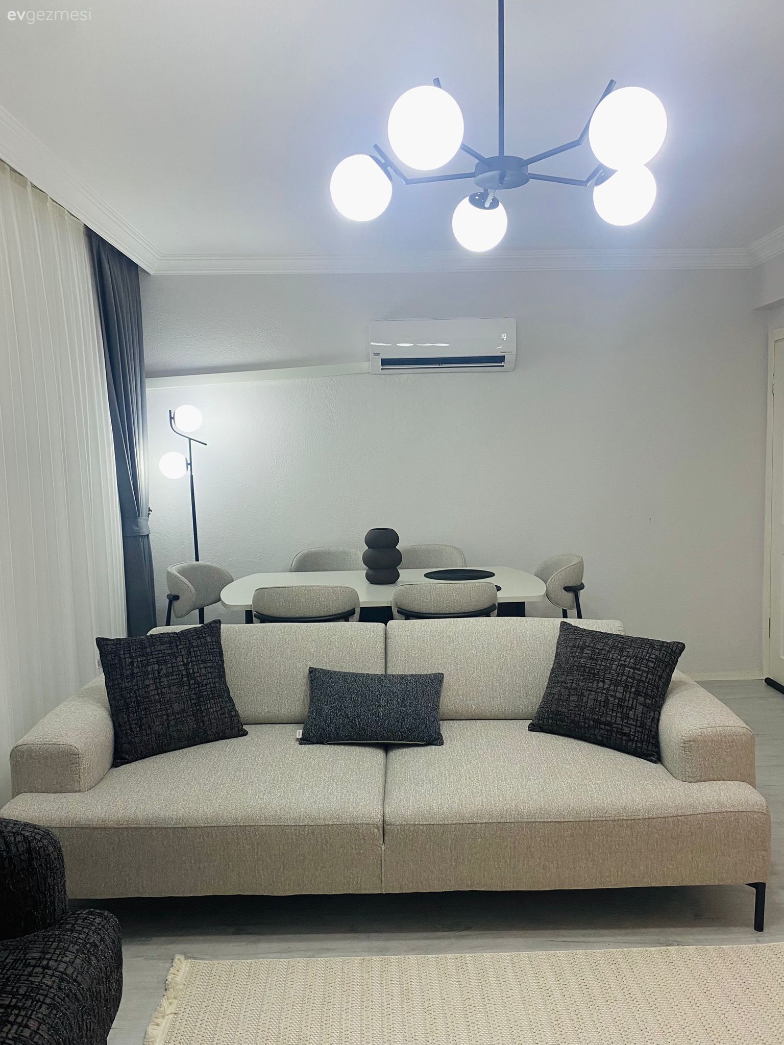 Salon, Modern, Bej, Beyaz, Krem, Siyah, Koltuk takımı, Avize, Aydınlatma, Salon avizesi, Fon perde, Perde, Tül perde, Sandalye, Yemek masası, Kırlent, Ev tekstili