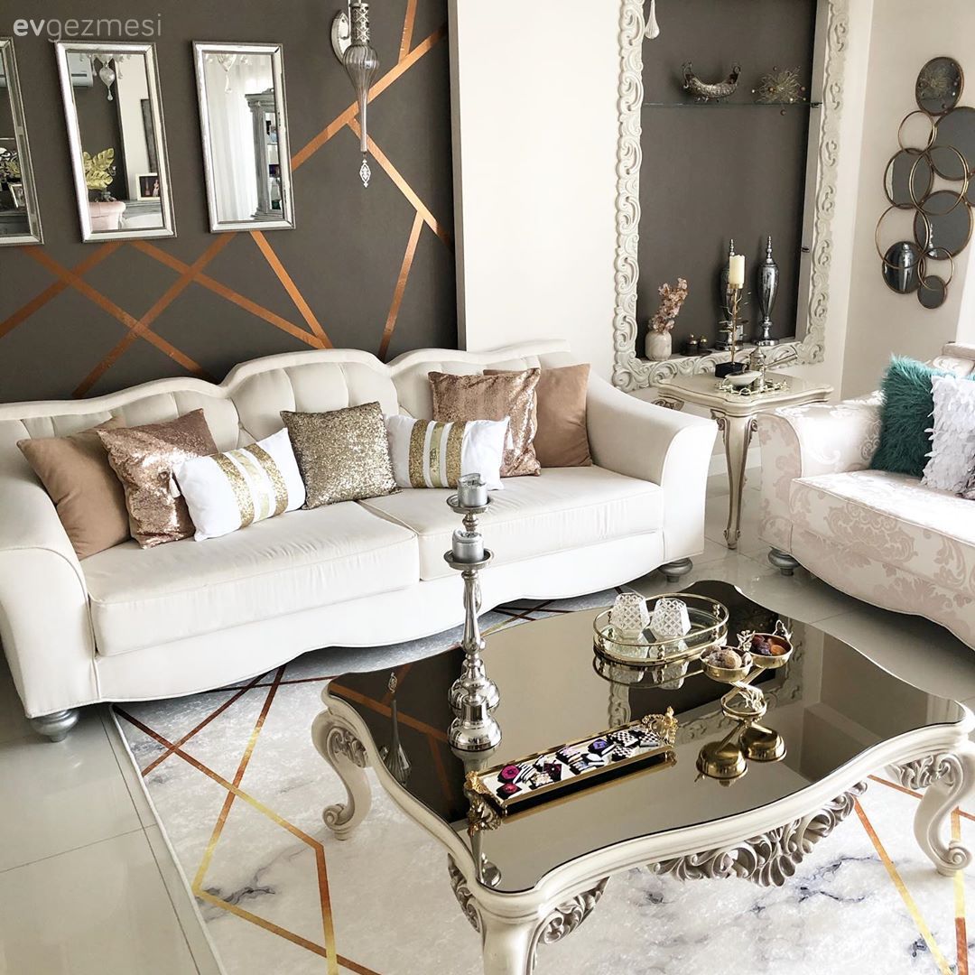 Salon, Art deko, Koltuk takımı, Orta sehpa, Sehpa, Halı, Salon halısı, Beyaz, Bej, Altın, Kırlent, Ev tekstili, Krem, Dekoratif ayna, Ayna, Şamdan, Ev Aksesuar, Vizon, Duvar dekorasyonu, Antrasit duvar, Sehpa üstü aksesuarı, Mumluk