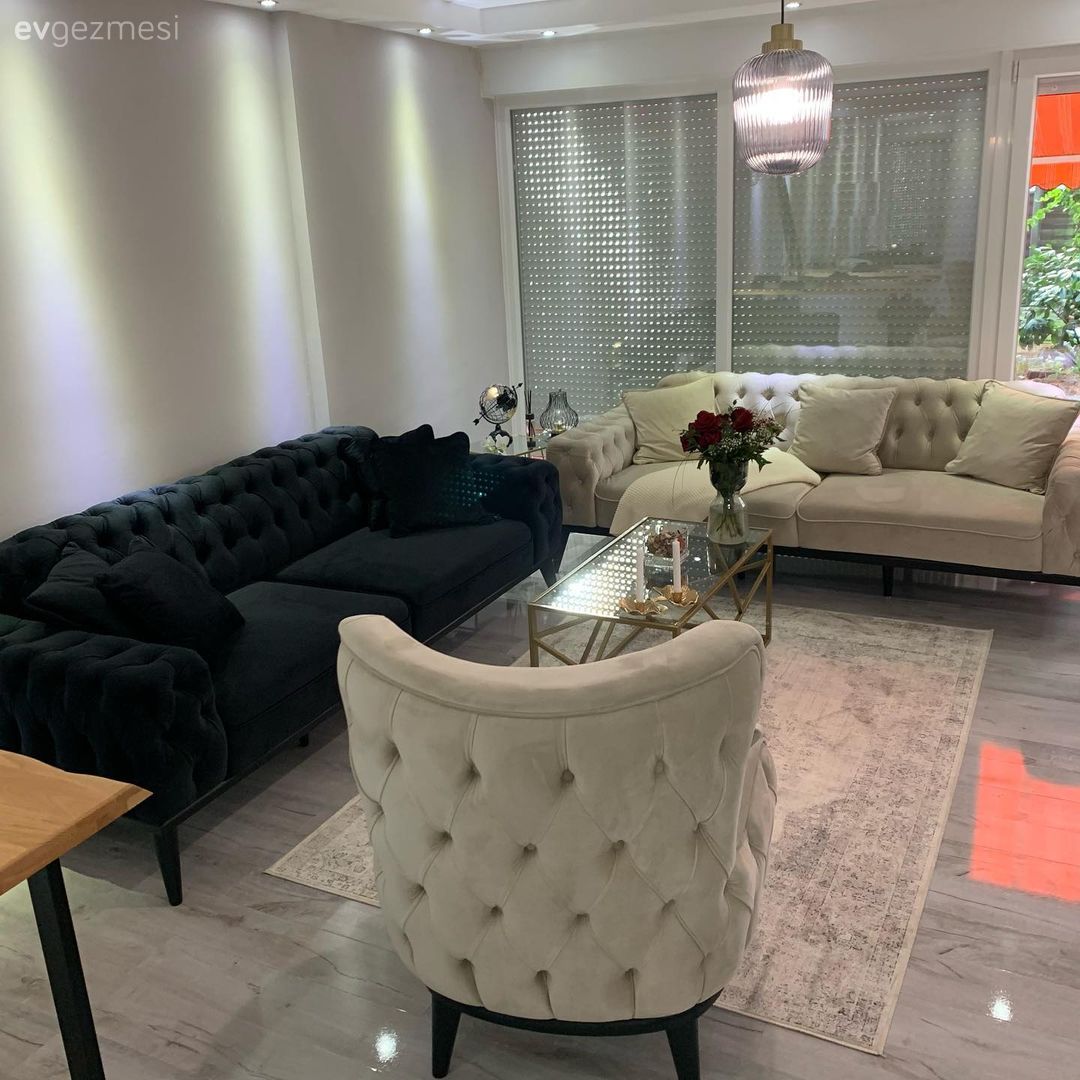 Salon, Modern, Beyaz koltuk, Koltuk takımı, Füme, Kapitoneli koltuk, Berjer, Orta sehpa, Sehpa, Cam orta sehpa, Altın, Halı, Salon halısı, Duvar rafı, Duvar dekorasyonu, Avize, Aydınlatma, Salon avizesi