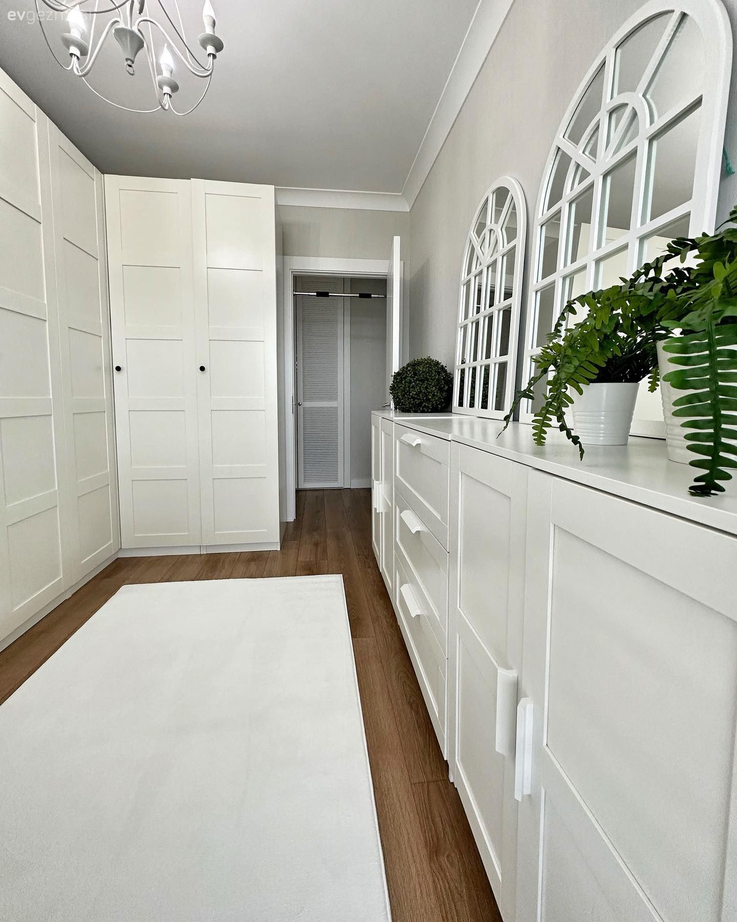 Özel yapım dolaplar, Dolap, Beyaz, Şifonyer, Yatak Odası, Jaluzi, Halı, Beyaz halı, Avize, Aydınlatma, Pencere duvar dekoru, Duvar dekorasyonu