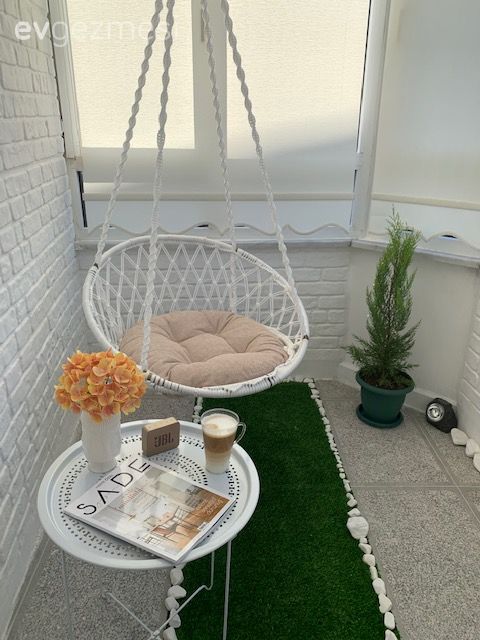 Balkon, Balkon duvar dekorasyonu, Taş duvar, Duvar dekorasyonu, Sandalye, Yan sehpa, Sehpa, çim halı, Ev bitkisi