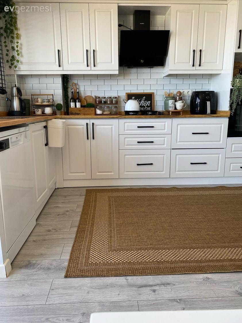 Yapışkan Folyo ile Değişen Bu Mutfak Yeni Halinde Daha Sıcak!