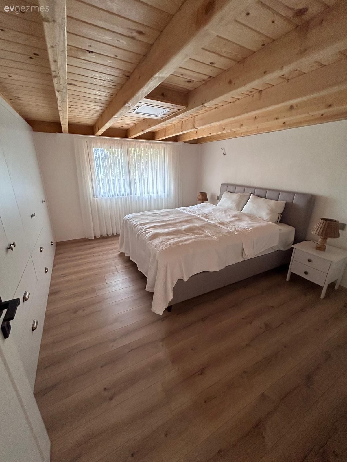 Yatak Odası, Bohem Dekorasyon, Beyaz, Vizon, Gri, Komodin, Tül perde, Perde, Parke