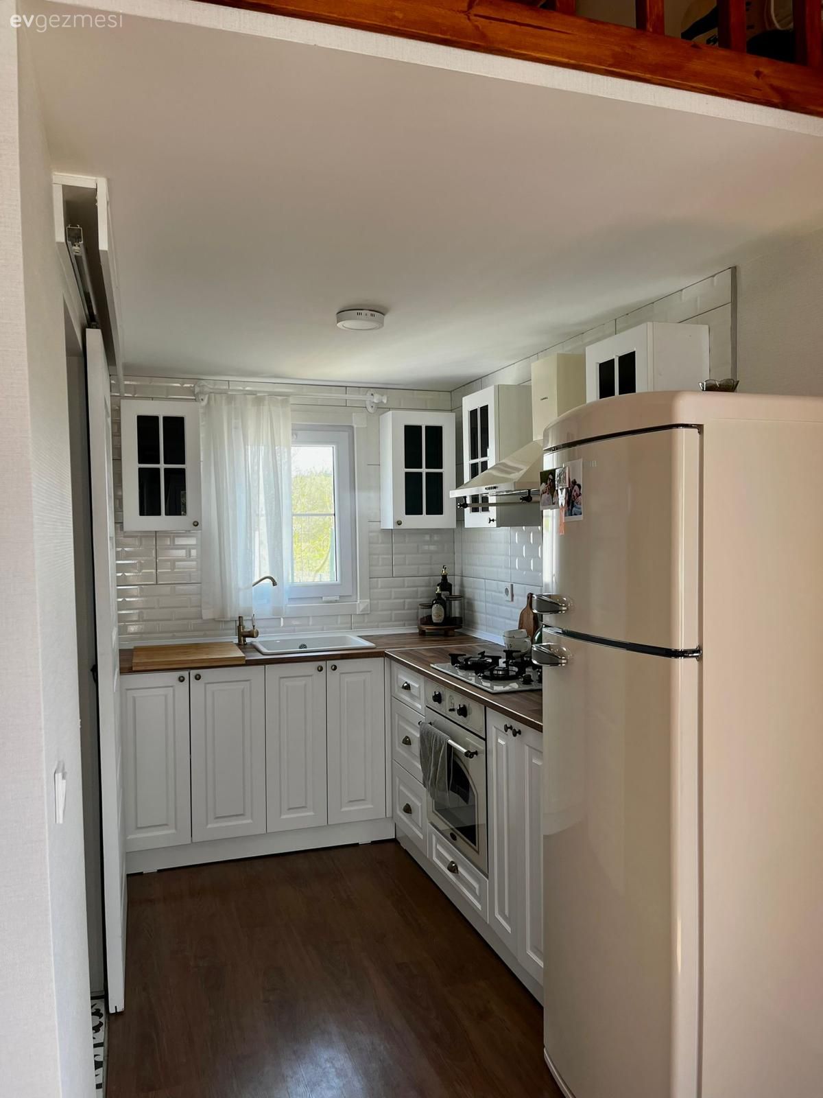 Mutfak, Beyaz, Country, Beyaz ve ahşap mutfak, Küçük mutfak dekorasyonu, U-tipi mutfak, Shaker kapaklı dolaplar, Mutfak tezgahı, Mutfak tezgah arası, Rustik ankastre, Ankastre