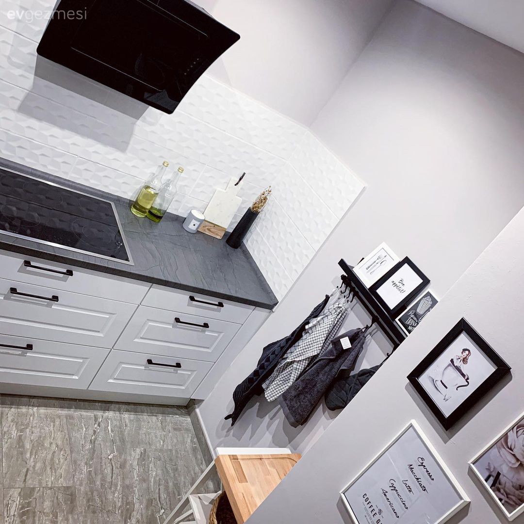 Mutfak, Beyaz mutfak, Siyah, Mutfak tezgahı, Mutfak tezgah arası, Tezgah arası seramik, Ankastre, Davlumbaz, Shaker kapaklı dolaplar, Mutfak duvar dekorasyonu, Çerçeve