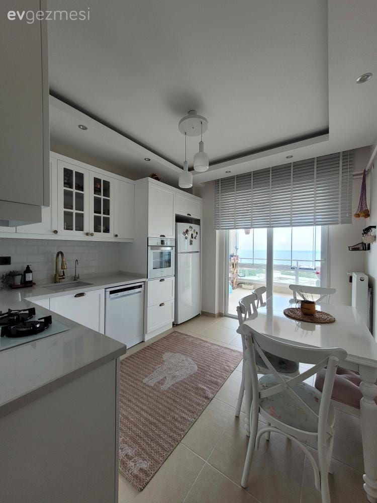 Mutfak, Beyaz, Bej, Beyaz mutfak, Mutfak tezgahı, Mutfak tezgah arası, Tezgah arası seramik, Sandalye, Mutfak masası, Mutfak halısı, Mutfak perdesi, Mutfak Avize Modelleri, Mobilya kulp ve ayakları, Yemek masası